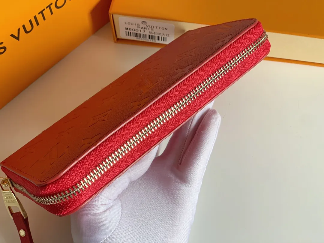 💰120 💎Upgraded original version 🇫🇷 Diamond pattern embossed material: embossed cowhide Introduction: 📢There are 8 credit card slots 3 large compartments to store banknotes Small zipper coin bag 3 flat bags to store bills 💋💋 Model: 60017 diamond pattern Model: 19x10.
