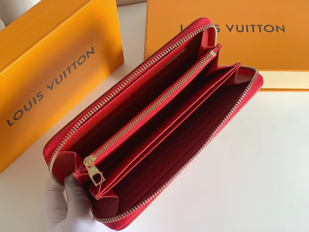 💰120 💎Upgraded original version 🇫🇷 Diamond pattern embossed material: embossed cowhide Introduction: 📢There are 8 credit card slots 3 large compartments to store banknotes Small zipper coin bag 3 flat bags to store bills 💋💋 Model: 60017 diamond pattern Model: 19x10.