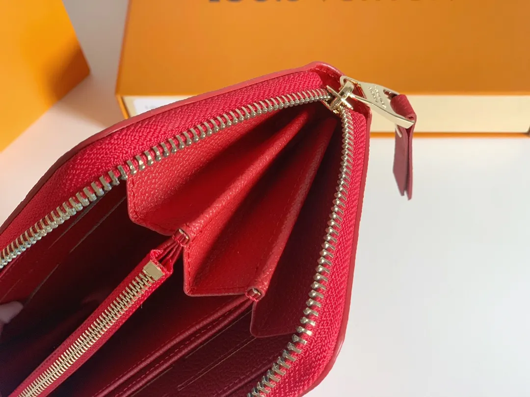 💰120 💎Upgraded original version 🇫🇷 Diamond pattern embossed material: embossed cowhide Introduction: 📢There are 8 credit card slots 3 large compartments to store banknotes Small zipper coin bag 3 flat bags to store bills 💋💋 Model: 60017 diamond pattern Model: 19x10.