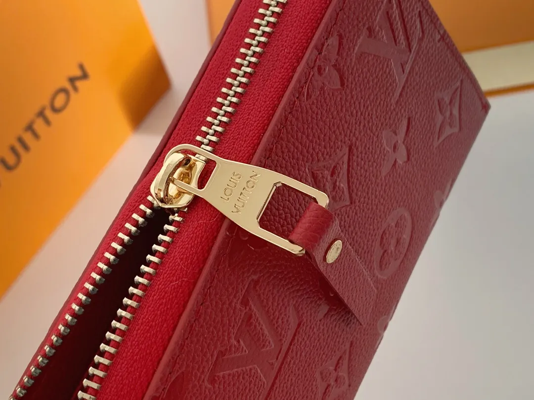 💰120 💎Upgraded original version 🇫🇷 Diamond pattern embossed material: embossed cowhide Introduction: 📢There are 8 credit card slots 3 large compartments to store banknotes Small zipper coin bag 3 flat bags to store bills 💋💋 Model: 60017 diamond pattern Model: 19x10.