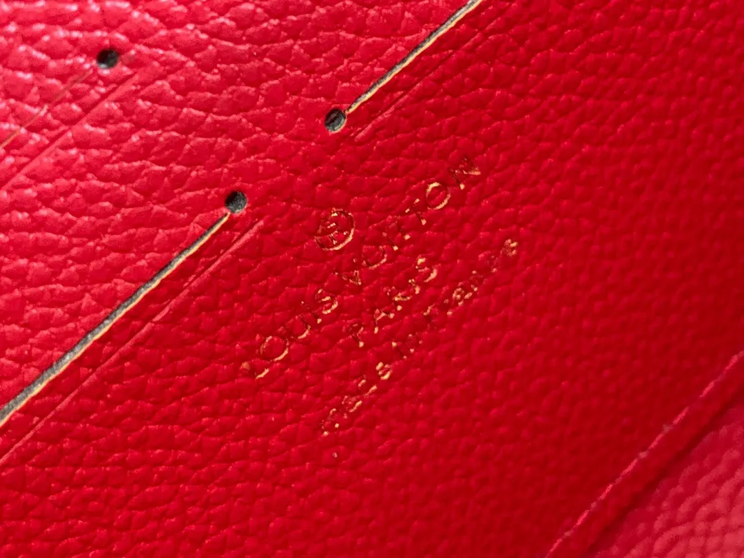 💰120 💎Upgraded original version 🇫🇷 Diamond pattern embossed material: embossed cowhide Introduction: 📢There are 8 credit card slots 3 large compartments to store banknotes Small zipper coin bag 3 flat bags to store bills 💋💋 Model: 60017 diamond pattern Model: 19x10.