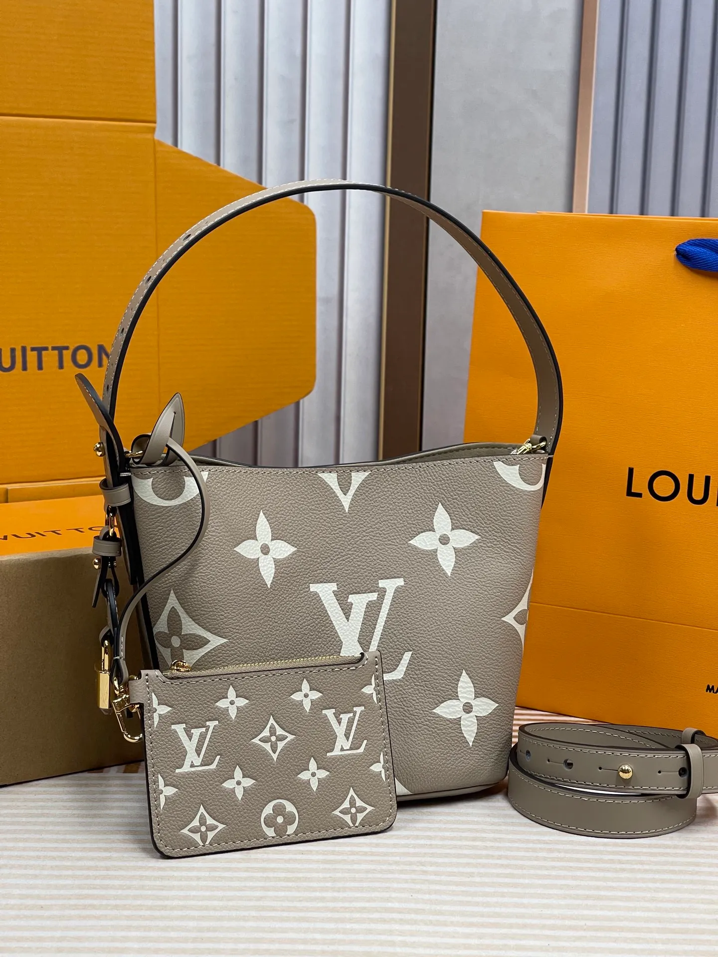 [Upgraded version] P820💰New counter model·High quality·Semi-steel hardware·Original single level·With gift box🎁Packaging·Model M13045💗This All In BB bucket bag hobo handbag conveys the fun style of the Louis Vuitton x Murakami reissued embossed cowhide series with smart details. The Monogram embossing is boldly rendered in the artist's rainbow tones, and the name tag is embellished with bows and padlocks. With the clever use of adjustable cowhide handles and leather shoulder straps, it can be carried by hand, shoulder or cross-body.  Dimensions: 18 x 12 x 16 cm ⚠️