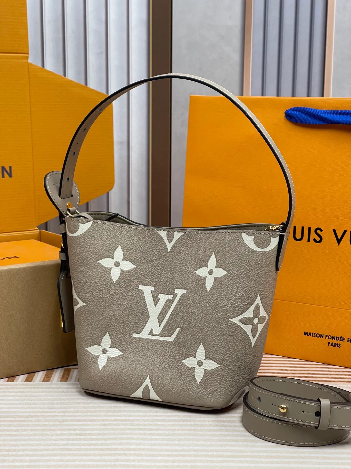 [Upgraded version] P820💰New counter model·High quality·Semi-steel hardware·Original single level·With gift box🎁Packaging·Model M13045💗This All In BB bucket bag hobo handbag conveys the fun style of the Louis Vuitton x Murakami reissued embossed cowhide series with smart details. The Monogram embossing is boldly rendered in the artist's rainbow tones, and the name tag is embellished with bows and padlocks. With the clever use of adjustable cowhide handles and leather shoulder straps, it can be carried by hand, shoulder or cross-body.  Dimensions: 18 x 12 x 16 cm ⚠️