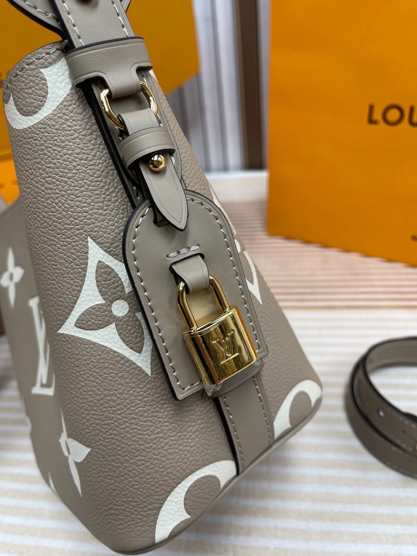 [Upgraded version] P820💰New counter model·High quality·Semi-steel hardware·Original single level·With gift box🎁Packaging·Model M13045💗This All In BB bucket bag hobo handbag conveys the fun style of the Louis Vuitton x Murakami reissued embossed cowhide series with smart details. The Monogram embossing is boldly rendered in the artist's rainbow tones, and the name tag is embellished with bows and padlocks. With the clever use of adjustable cowhide handles and leather shoulder straps, it can be carried by hand, shoulder or cross-body.  Dimensions: 18 x 12 x 16 cm ⚠️