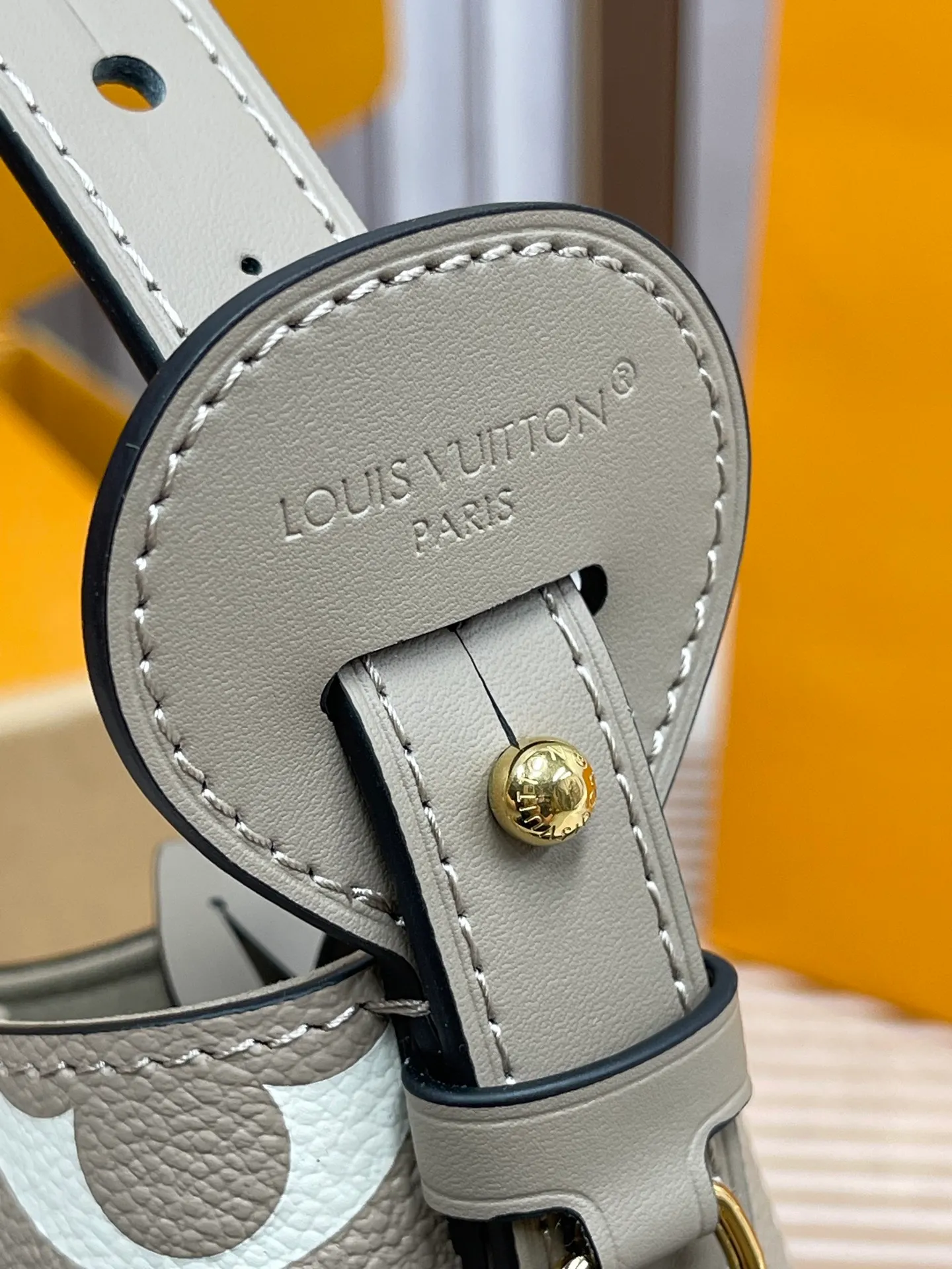 [Upgraded version] P820💰New counter model·High quality·Semi-steel hardware·Original single level·With gift box🎁Packaging·Model M13045💗This All In BB bucket bag hobo handbag conveys the fun style of the Louis Vuitton x Murakami reissued embossed cowhide series with smart details. The Monogram embossing is boldly rendered in the artist's rainbow tones, and the name tag is embellished with bows and padlocks. With the clever use of adjustable cowhide handles and leather shoulder straps, it can be carried by hand, shoulder or cross-body.  Dimensions: 18 x 12 x 16 cm ⚠️