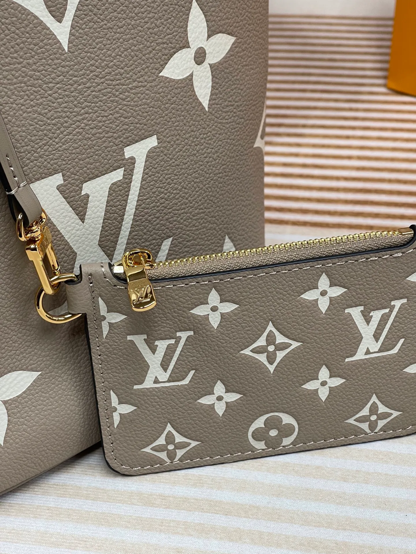 [Upgraded version] P820💰New counter model·High quality·Semi-steel hardware·Original single level·With gift box🎁Packaging·Model M13045💗This All In BB bucket bag hobo handbag conveys the fun style of the Louis Vuitton x Murakami reissued embossed cowhide series with smart details. The Monogram embossing is boldly rendered in the artist's rainbow tones, and the name tag is embellished with bows and padlocks. With the clever use of adjustable cowhide handles and leather shoulder straps, it can be carried by hand, shoulder or cross-body.  Dimensions: 18 x 12 x 16 cm ⚠️