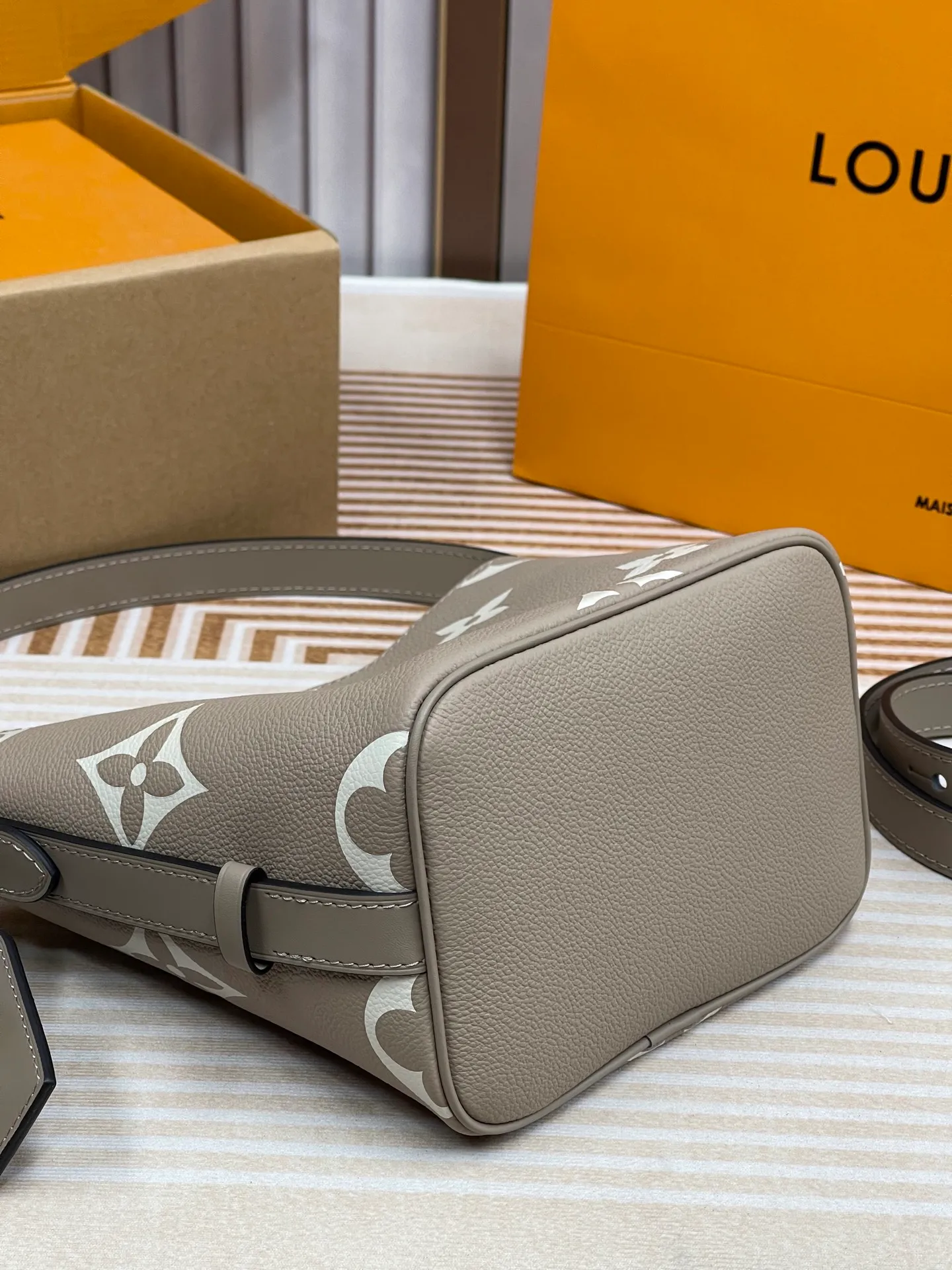 [Upgraded version] P820💰New counter model·High quality·Semi-steel hardware·Original single level·With gift box🎁Packaging·Model M13045💗This All In BB bucket bag hobo handbag conveys the fun style of the Louis Vuitton x Murakami reissued embossed cowhide series with smart details. The Monogram embossing is boldly rendered in the artist's rainbow tones, and the name tag is embellished with bows and padlocks. With the clever use of adjustable cowhide handles and leather shoulder straps, it can be carried by hand, shoulder or cross-body.  Dimensions: 18 x 12 x 16 cm ⚠️