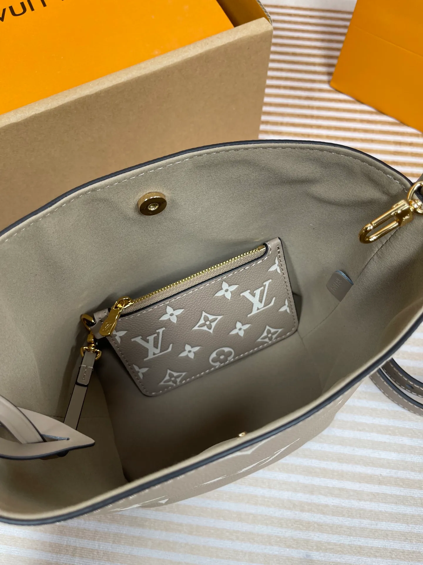 [Upgraded version] P820💰New counter model·High quality·Semi-steel hardware·Original single level·With gift box🎁Packaging·Model M13045💗This All In BB bucket bag hobo handbag conveys the fun style of the Louis Vuitton x Murakami reissued embossed cowhide series with smart details. The Monogram embossing is boldly rendered in the artist's rainbow tones, and the name tag is embellished with bows and padlocks. With the clever use of adjustable cowhide handles and leather shoulder straps, it can be carried by hand, shoulder or cross-body.  Dimensions: 18 x 12 x 16 cm ⚠️