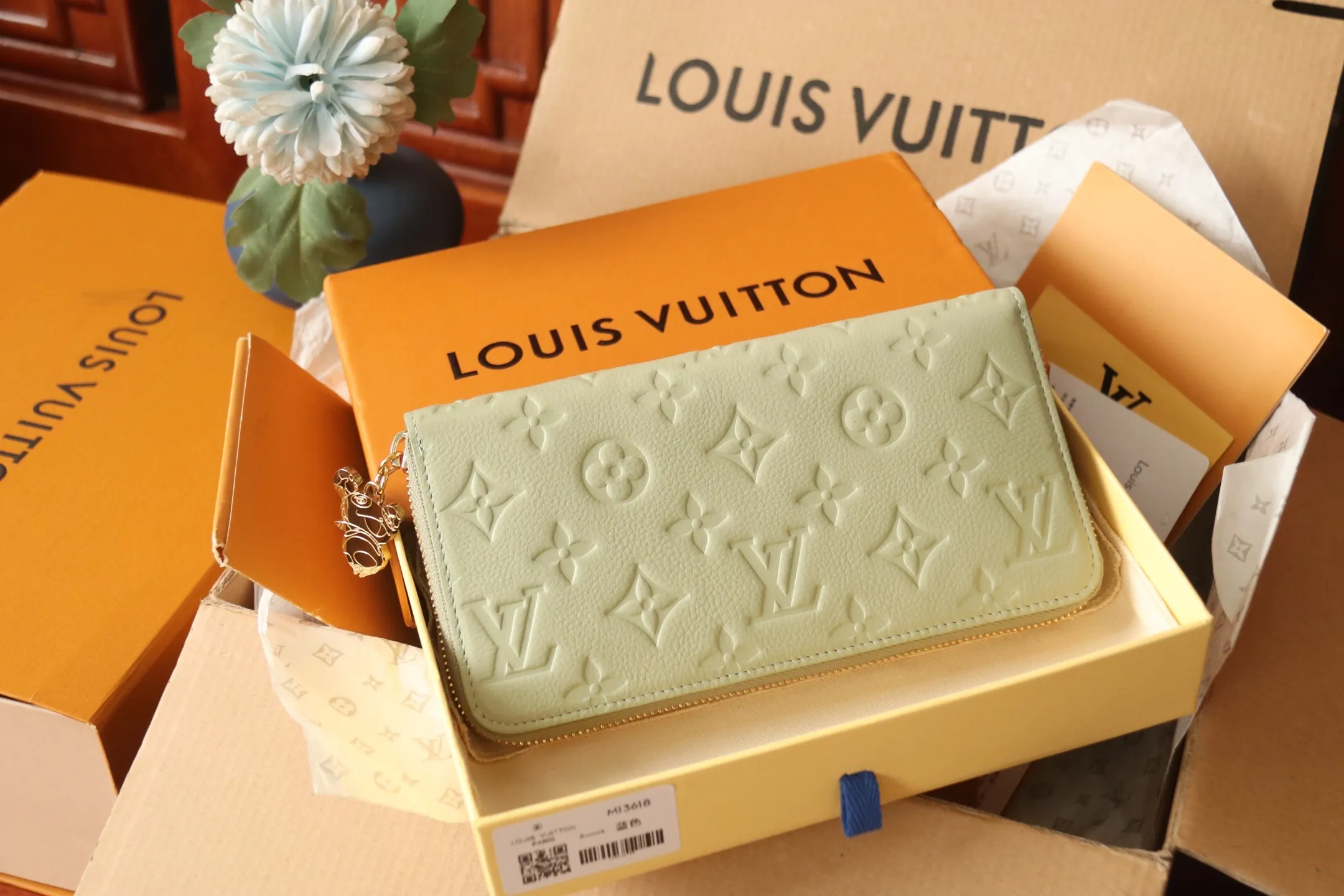 Original quality P600 M13618 rose red Murakami Takashi collaboration series is one of the representative works of Louis Vuitton. This Zippy zipper wallet is made of Monogram canvas and is practical. It contains spacious compartments, a zippered coin pocket and multiple credit card slots. Named for its secure wraparound zipper, the wallet is lined with grained leather. Fully functional, it can also be used as a clutch. 19.5 x 10.5 x 2.5 cm (length x height x width)