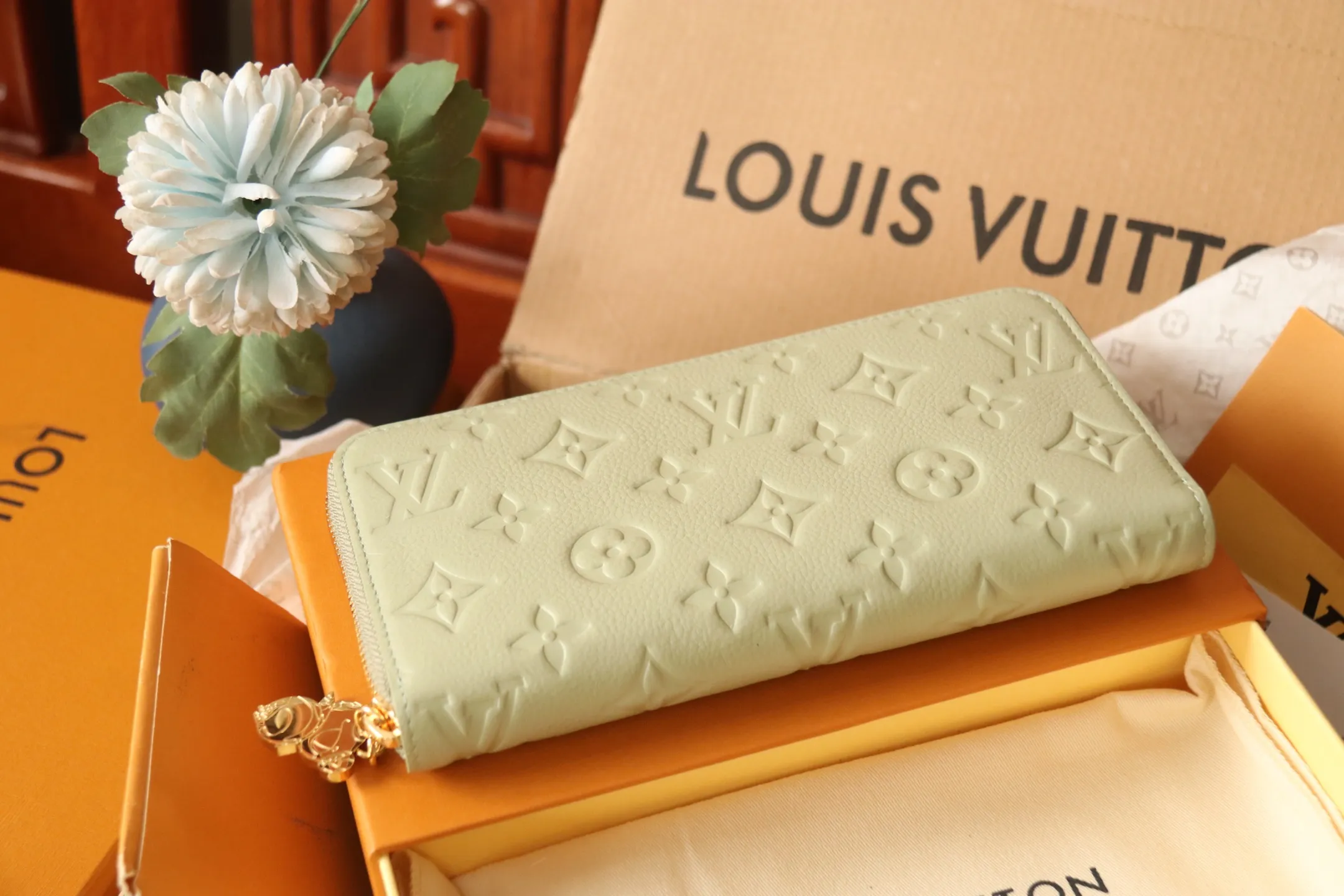 Original quality P600 M13618 rose red Murakami Takashi collaboration series is one of the representative works of Louis Vuitton. This Zippy zipper wallet is made of Monogram canvas and is practical. It contains spacious compartments, a zippered coin pocket and multiple credit card slots. Named for its secure wraparound zipper, the wallet is lined with grained leather. Fully functional, it can also be used as a clutch. 19.5 x 10.5 x 2.5 cm (length x height x width)