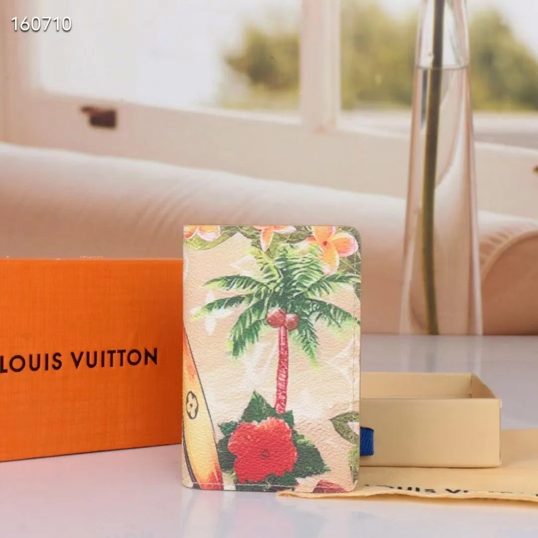 P110 60502 Coconut Tree Yellow New Product This brand’s much-loved pocket universal wallet is made of colorful Monogram Surfin’ 2024.5 new coated canvas, full of retro flavor. The multi-layered pattern combines tropical design elements with iconic Louis Vuitton patterns. Small and stylish, the wallet fits into any pocket and features a business card holder, interior pocket and convenient exterior pocket. Size 11×8×1.5 cm 63144 60502