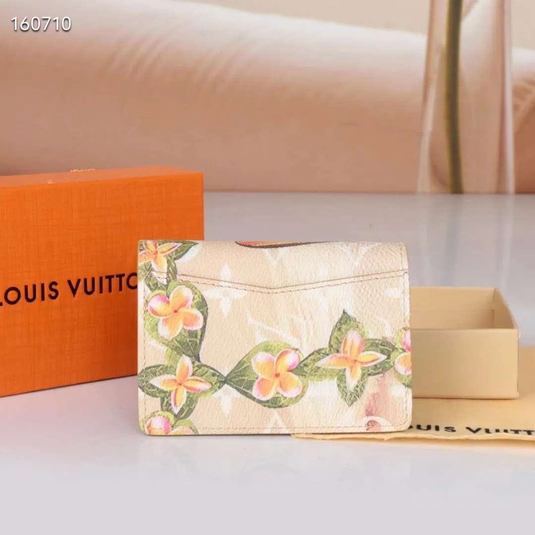 P110 60502 Coconut Tree Yellow New Product This brand’s much-loved pocket universal wallet is made of colorful Monogram Surfin’ 2024.5 new coated canvas, full of retro flavor. The multi-layered pattern combines tropical design elements with iconic Louis Vuitton patterns. Small and stylish, the wallet fits into any pocket and features a business card holder, interior pocket and convenient exterior pocket. Size 11×8×1.5 cm 63144 60502