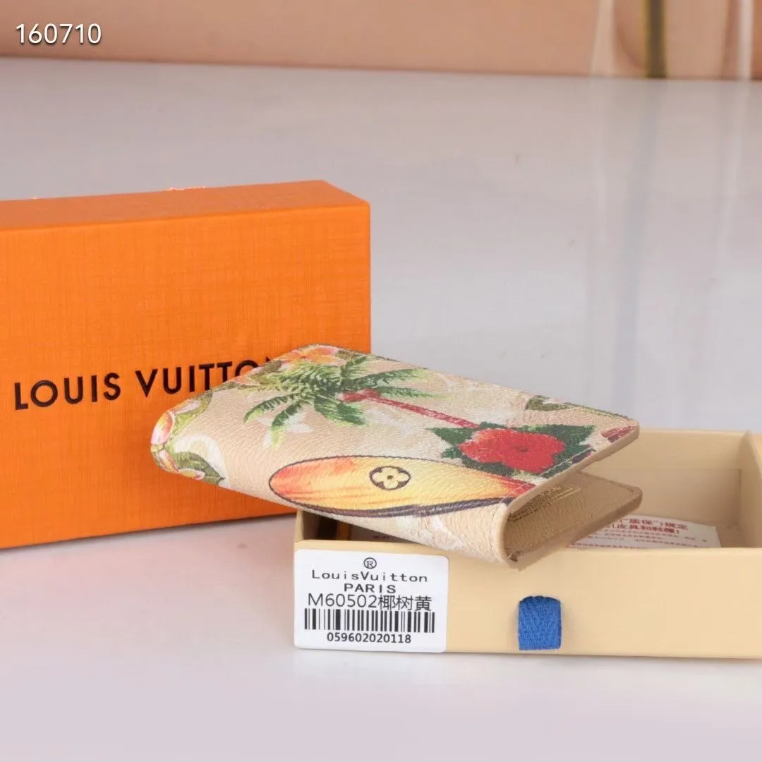 P110 60502 Coconut Tree Yellow New Product This brand’s much-loved pocket universal wallet is made of colorful Monogram Surfin’ 2024.5 new coated canvas, full of retro flavor. The multi-layered pattern combines tropical design elements with iconic Louis Vuitton patterns. Small and stylish, the wallet fits into any pocket and features a business card holder, interior pocket and convenient exterior pocket. Size 11×8×1.5 cm 63144 60502