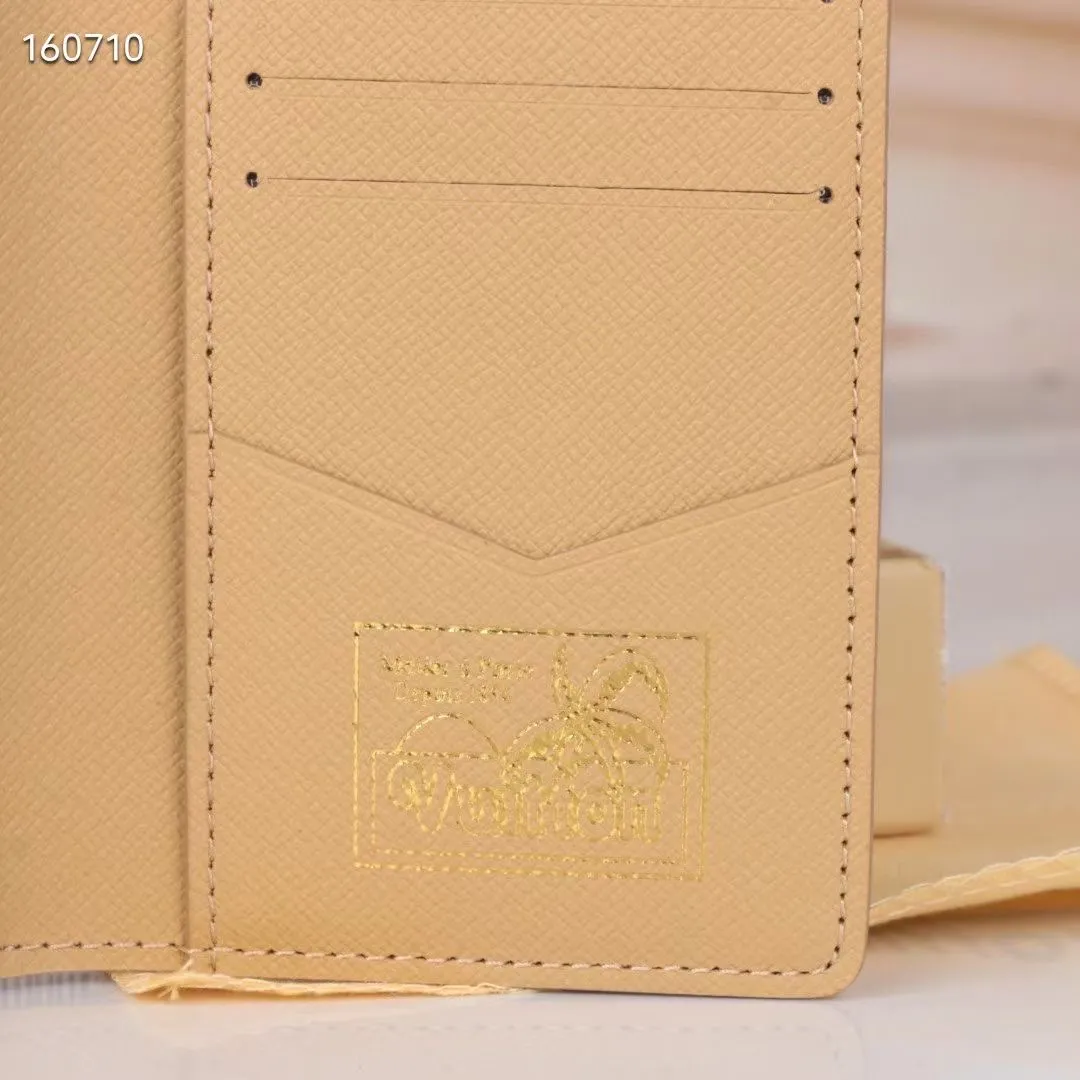 P110 60502 Coconut Tree Yellow New Product This brand’s much-loved pocket universal wallet is made of colorful Monogram Surfin’ 2024.5 new coated canvas, full of retro flavor. The multi-layered pattern combines tropical design elements with iconic Louis Vuitton patterns. Small and stylish, the wallet fits into any pocket and features a business card holder, interior pocket and convenient exterior pocket. Size 11×8×1.5 cm 63144 60502