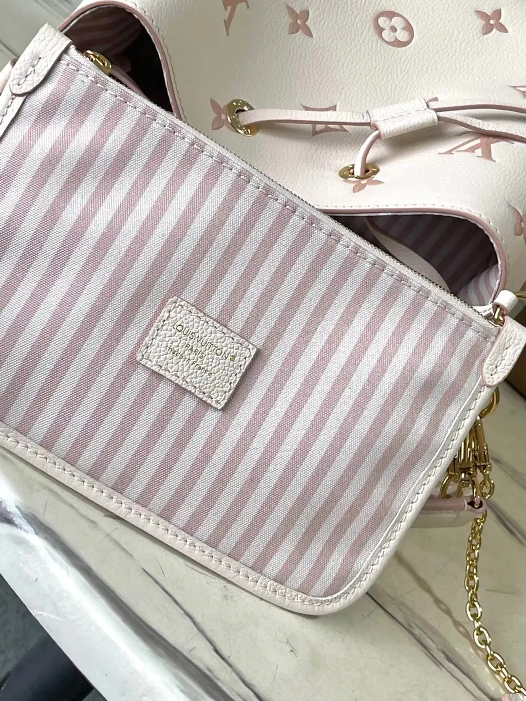 💰1180 (top-grain leather) top original order M14401 This NeoNoe medium handbag uses classic Monogram Empreinte leather to interpret the same color aesthetics, and uses dazzling chain decoration to release the new ideas of the season. The neat interior is equipped with multiple compartments and a removable storage bag for convenient storage of small items. Dimensions: 26 × 26 × 17.5 cm