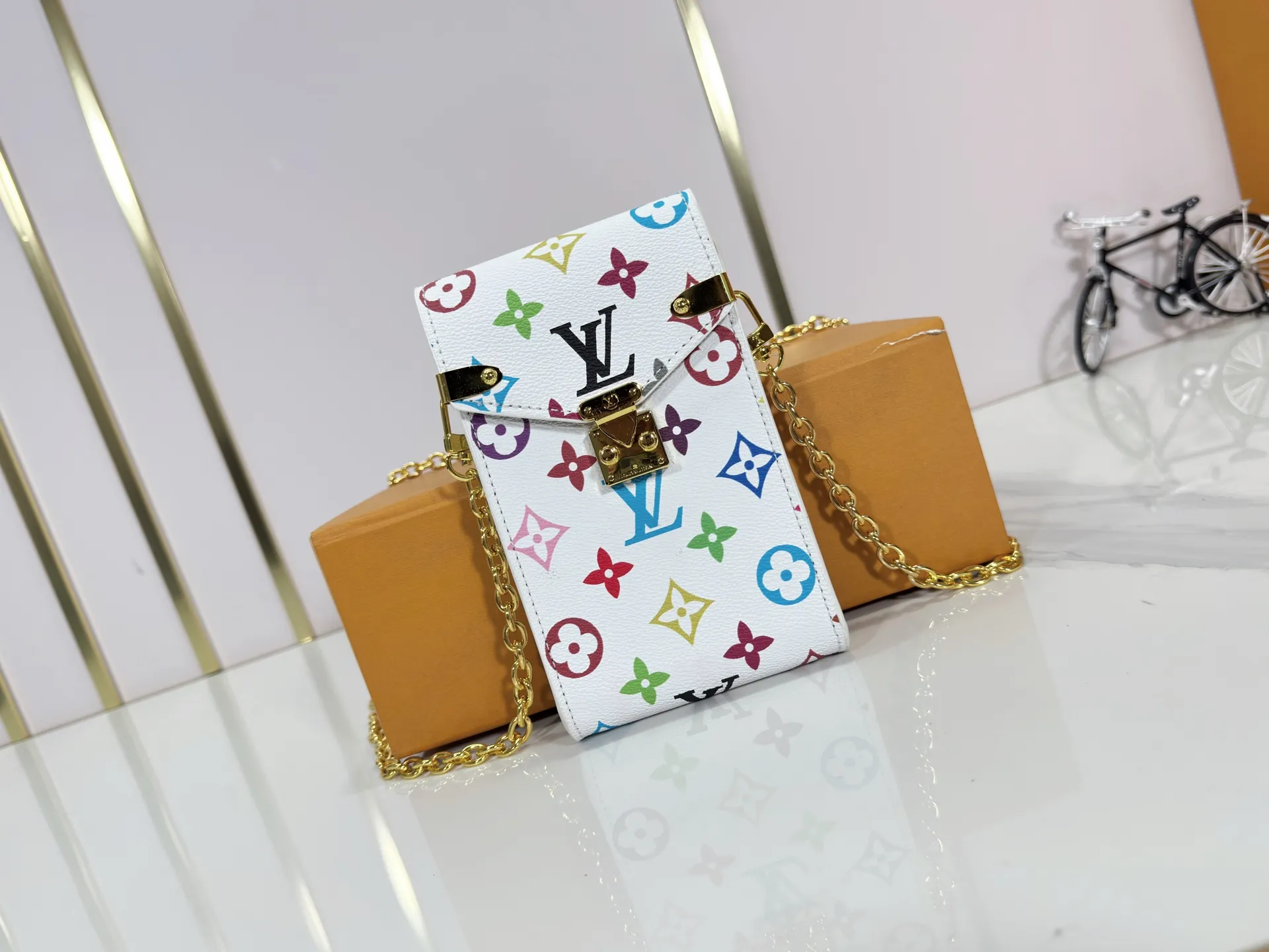 P220 Upgraded original M13572 This Métis mobile phone bag draws inspiration from Louis Vuitton's classic luggage, and is made of a whole piece of Monogram canvas to create an exquisite structure. The S-lock clasp and metal corners speak of the brand's long tradition of boxmaking. Attach the removable chain to instantly be hands-free. Dimensions: 10.4 x 17.5 x 4.0 cm (length x height x width)