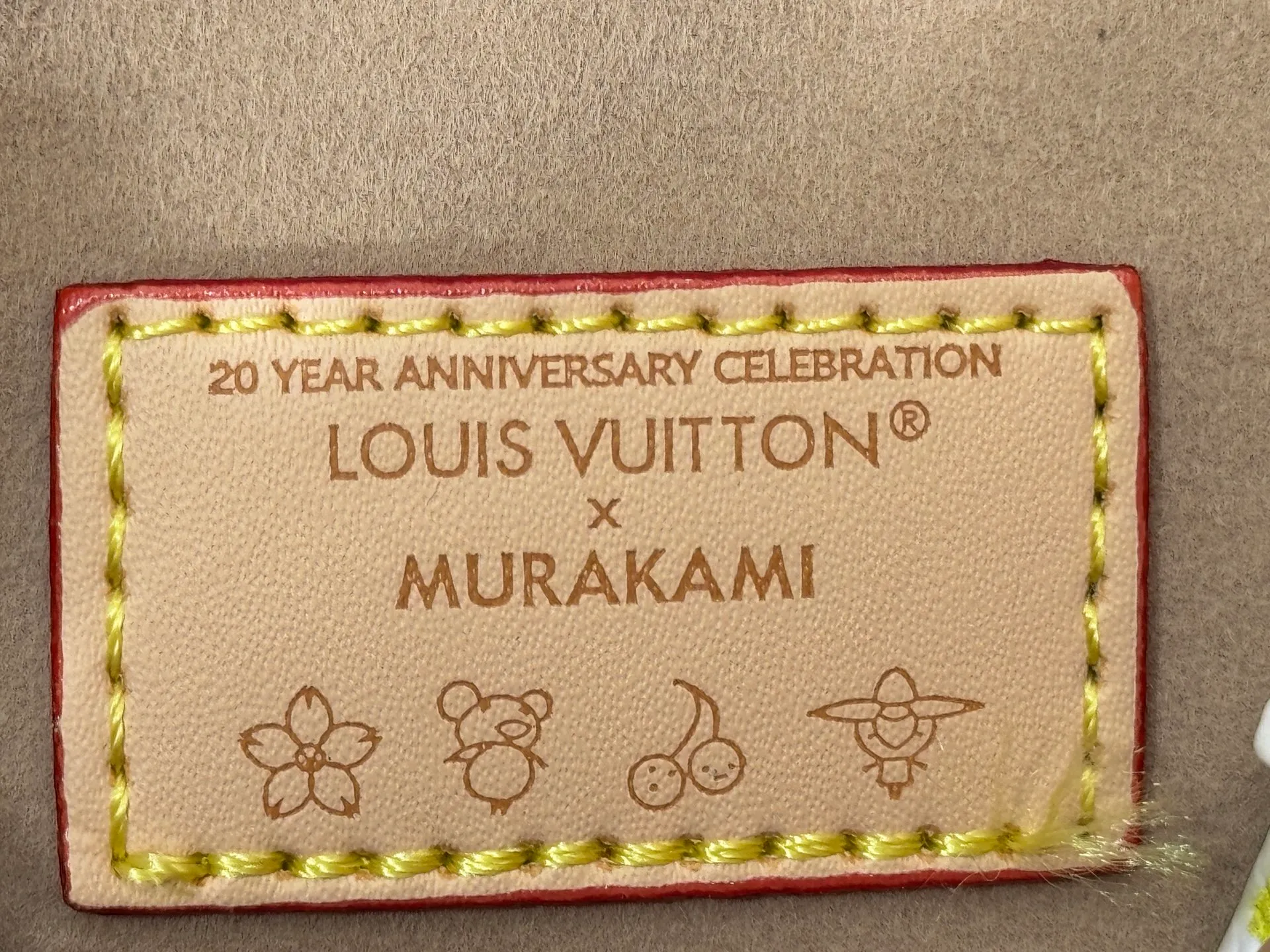 P220 Upgraded original M13572 This Métis mobile phone bag draws inspiration from Louis Vuitton's classic luggage, and is made of a whole piece of Monogram canvas to create an exquisite structure. The S-lock clasp and metal corners speak of the brand's long tradition of boxmaking. Attach the removable chain to instantly be hands-free. Dimensions: 10.4 x 17.5 x 4.0 cm (length x height x width)
