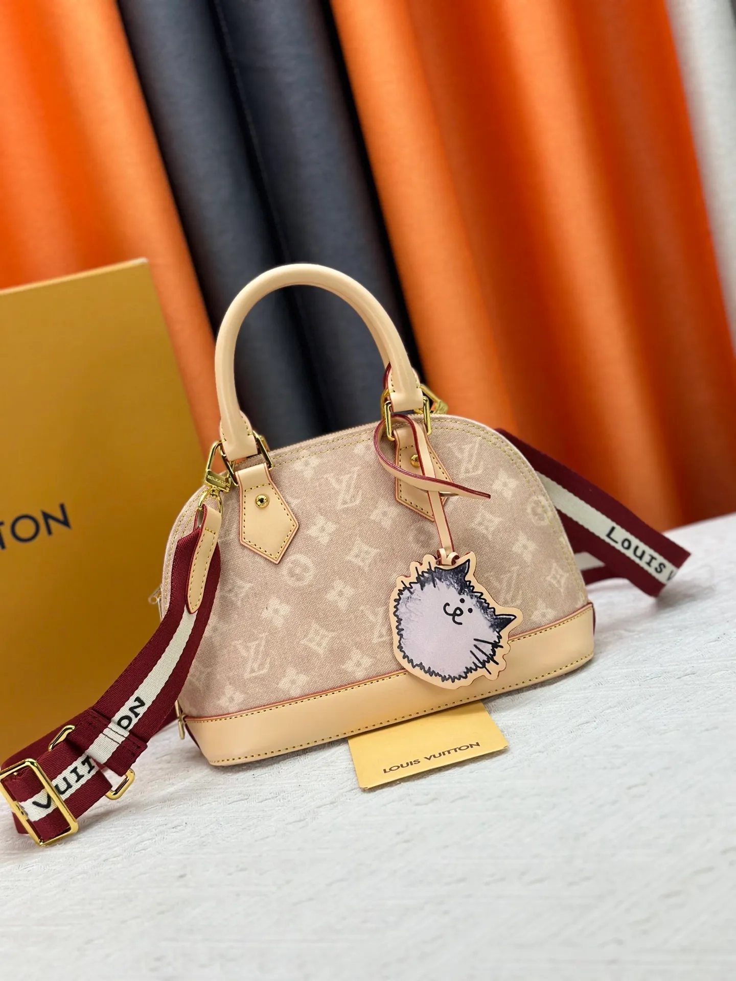 P320 Alma BB handbag M99021 M82348 A creative work of Louis Vuitton's Catogram series, the Alma BB handbag is made of light beige denim and is engraved with the brand's iconic Monogram pattern, showing a retro style. Paired with beige leather trim and gold hardware, the classic shell bag shape incorporates cute cat charms, injecting vitality into the overall look. Equipped with a detachable shoulder strap, it can be carried by hand or cross-body to meet a variety of dressing needs. From daily outings to casual luxury socializing, it combines retro texture and cute design to become an eye-catching item that shows personality and taste. It is a fashionable choice for those who love cute style and classic design. Size: 23.5x17x11cm