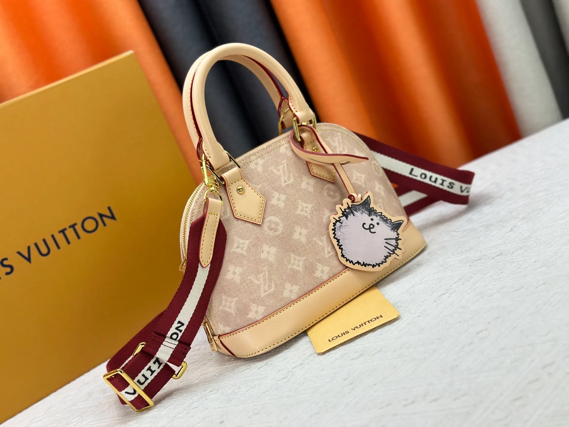 P320 Alma BB handbag M99021 M82348 A creative work of Louis Vuitton's Catogram series, the Alma BB handbag is made of light beige denim and is engraved with the brand's iconic Monogram pattern, showing a retro style. Paired with beige leather trim and gold hardware, the classic shell bag shape incorporates cute cat charms, injecting vitality into the overall look. Equipped with a detachable shoulder strap, it can be carried by hand or cross-body to meet a variety of dressing needs. From daily outings to casual luxury socializing, it combines retro texture and cute design to become an eye-catching item that shows personality and taste. It is a fashionable choice for those who love cute style and classic design. Size: 23.5x17x11cm