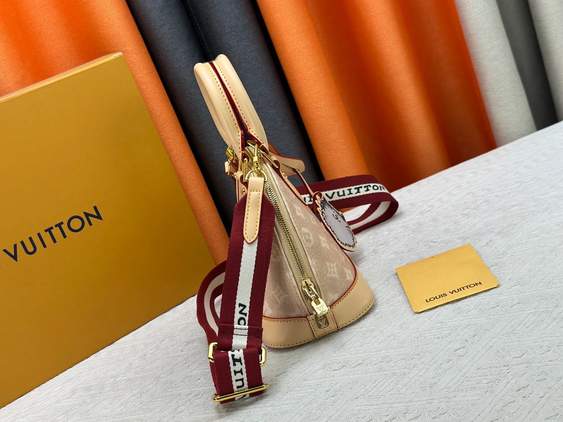 P320 Alma BB handbag M99021 M82348 A creative work of Louis Vuitton's Catogram series, the Alma BB handbag is made of light beige denim and is engraved with the brand's iconic Monogram pattern, showing a retro style. Paired with beige leather trim and gold hardware, the classic shell bag shape incorporates cute cat charms, injecting vitality into the overall look. Equipped with a detachable shoulder strap, it can be carried by hand or cross-body to meet a variety of dressing needs. From daily outings to casual luxury socializing, it combines retro texture and cute design to become an eye-catching item that shows personality and taste. It is a fashionable choice for those who love cute style and classic design. Size: 23.5x17x11cm