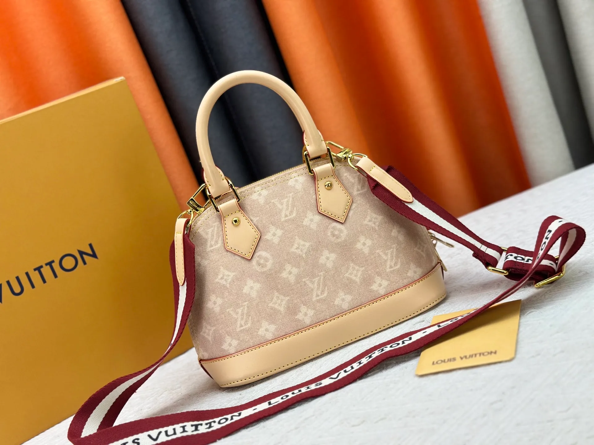 P320 Alma BB handbag M99021 M82348 A creative work of Louis Vuitton's Catogram series, the Alma BB handbag is made of light beige denim and is engraved with the brand's iconic Monogram pattern, showing a retro style. Paired with beige leather trim and gold hardware, the classic shell bag shape incorporates cute cat charms, injecting vitality into the overall look. Equipped with a detachable shoulder strap, it can be carried by hand or cross-body to meet a variety of dressing needs. From daily outings to casual luxury socializing, it combines retro texture and cute design to become an eye-catching item that shows personality and taste. It is a fashionable choice for those who love cute style and classic design. Size: 23.5x17x11cm