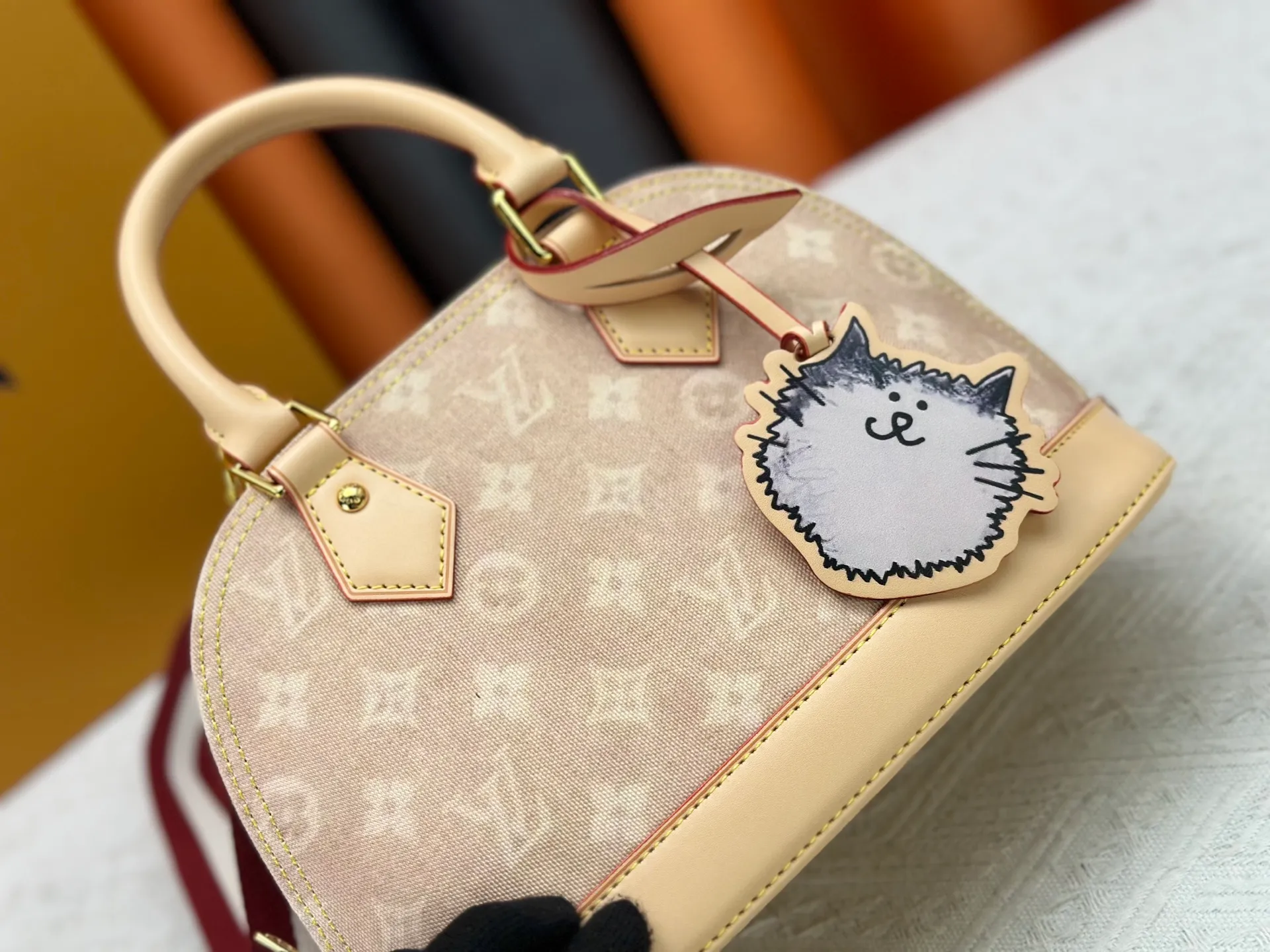 P320 Alma BB handbag M99021 M82348 A creative work of Louis Vuitton's Catogram series, the Alma BB handbag is made of light beige denim and is engraved with the brand's iconic Monogram pattern, showing a retro style. Paired with beige leather trim and gold hardware, the classic shell bag shape incorporates cute cat charms, injecting vitality into the overall look. Equipped with a detachable shoulder strap, it can be carried by hand or cross-body to meet a variety of dressing needs. From daily outings to casual luxury socializing, it combines retro texture and cute design to become an eye-catching item that shows personality and taste. It is a fashionable choice for those who love cute style and classic design. Size: 23.5x17x11cm