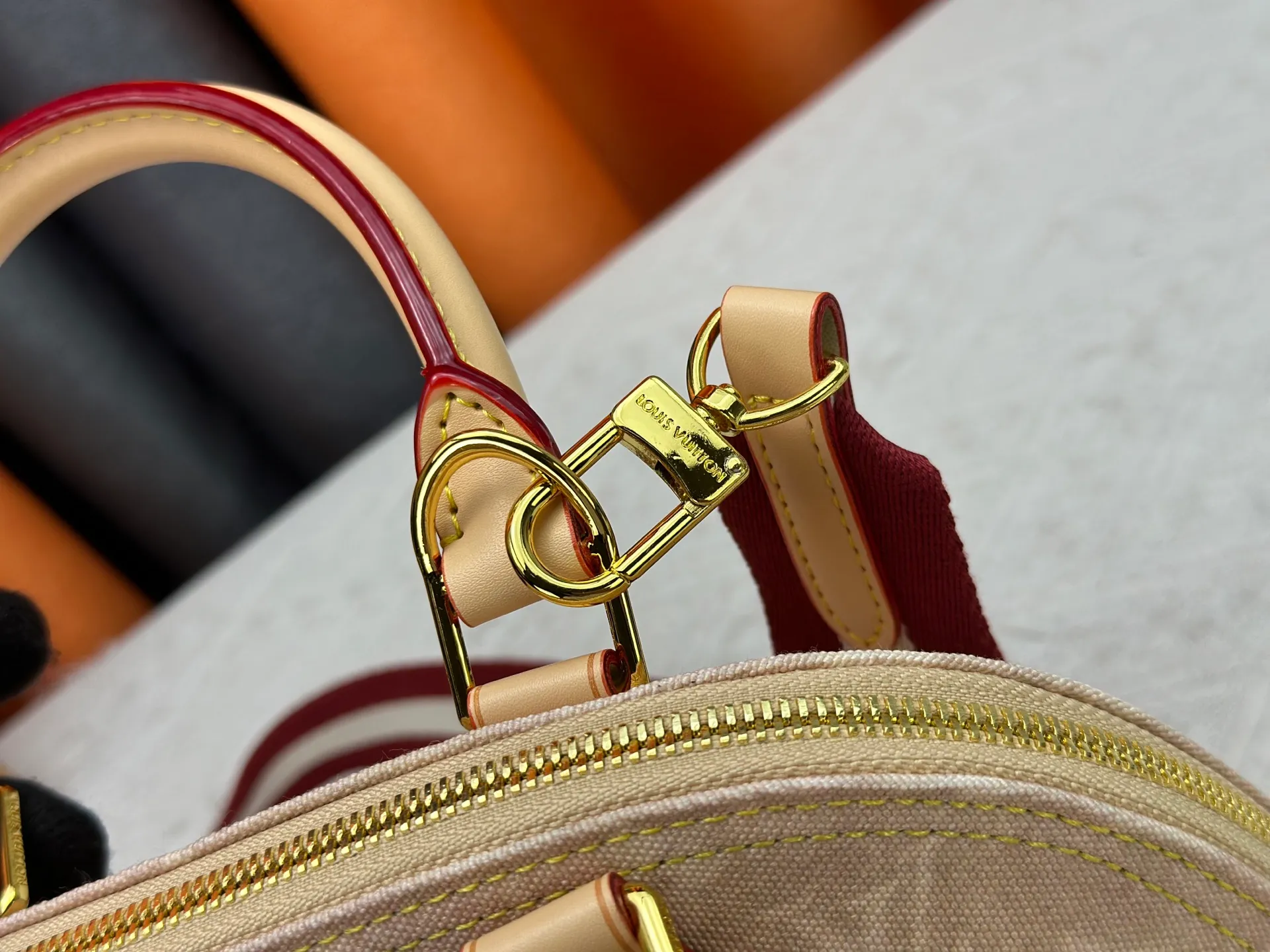 P320 Alma BB handbag M99021 M82348 A creative work of Louis Vuitton's Catogram series, the Alma BB handbag is made of light beige denim and is engraved with the brand's iconic Monogram pattern, showing a retro style. Paired with beige leather trim and gold hardware, the classic shell bag shape incorporates cute cat charms, injecting vitality into the overall look. Equipped with a detachable shoulder strap, it can be carried by hand or cross-body to meet a variety of dressing needs. From daily outings to casual luxury socializing, it combines retro texture and cute design to become an eye-catching item that shows personality and taste. It is a fashionable choice for those who love cute style and classic design. Size: 23.5x17x11cm