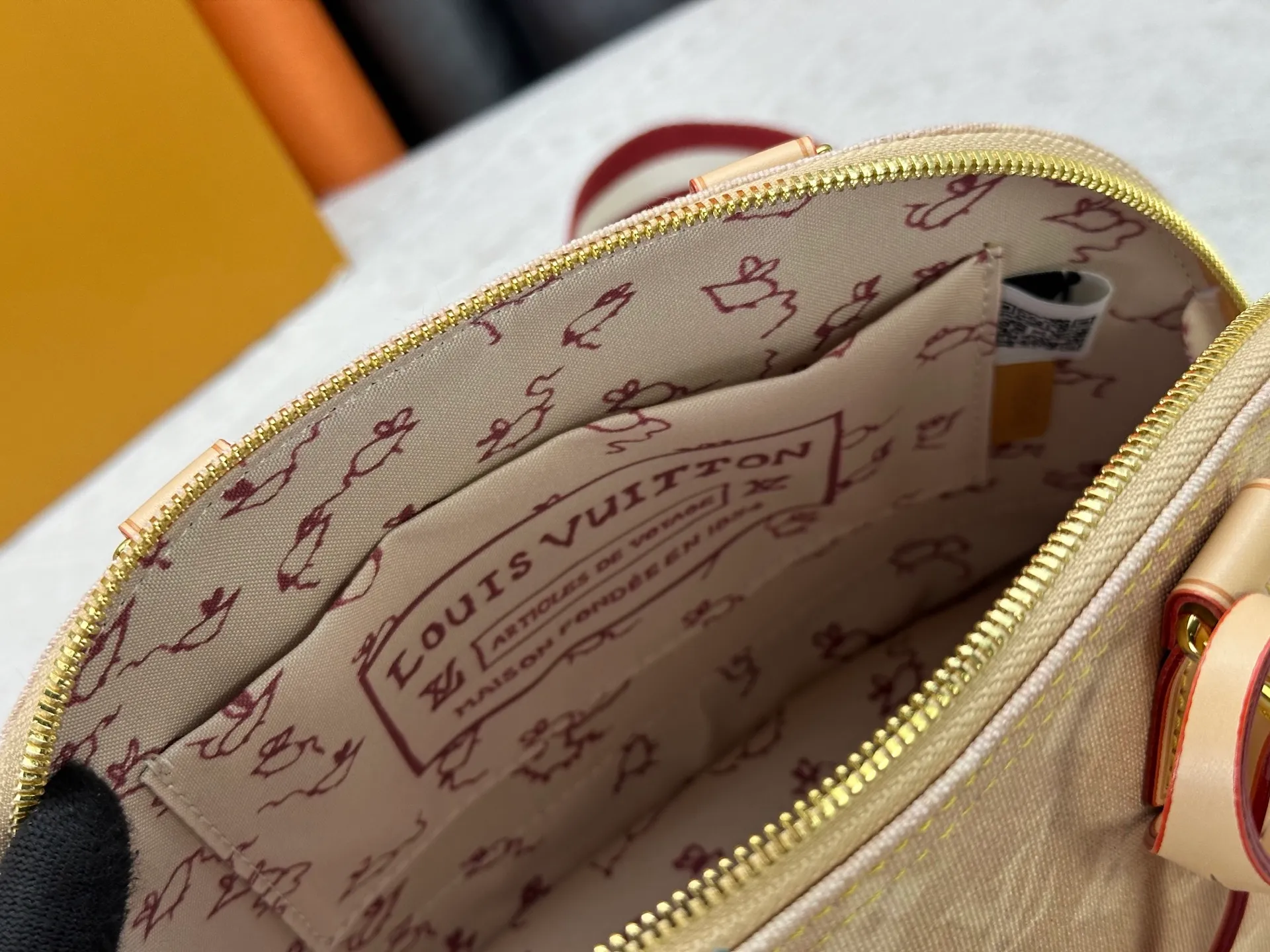 P320 Alma BB handbag M99021 M82348 A creative work of Louis Vuitton's Catogram series, the Alma BB handbag is made of light beige denim and is engraved with the brand's iconic Monogram pattern, showing a retro style. Paired with beige leather trim and gold hardware, the classic shell bag shape incorporates cute cat charms, injecting vitality into the overall look. Equipped with a detachable shoulder strap, it can be carried by hand or cross-body to meet a variety of dressing needs. From daily outings to casual luxury socializing, it combines retro texture and cute design to become an eye-catching item that shows personality and taste. It is a fashionable choice for those who love cute style and classic design. Size: 23.5x17x11cm
