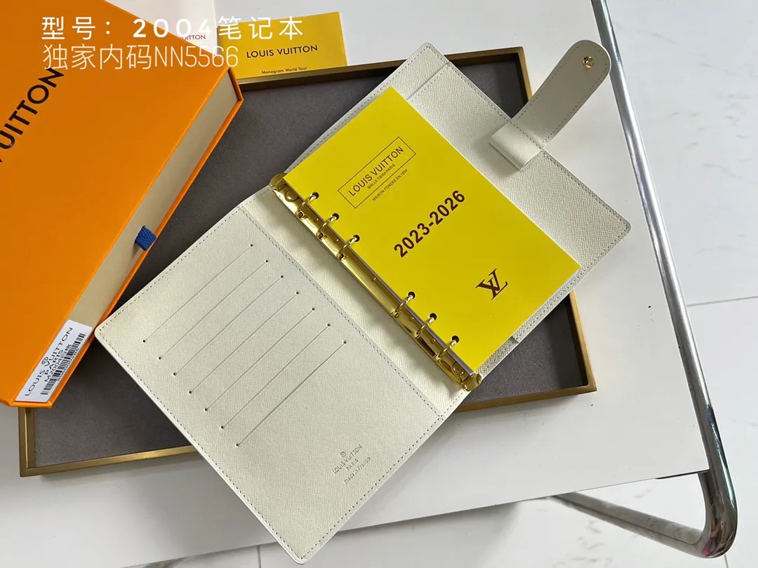 💰140 Top Original 💎 Latest Date 📅 Notepad This small notepad cover is made of Monogram canvas and can hold three credit cards. It can also be used as an address book, notebook or calendar. Epi leather is delicately embossed with LV initials and is lined with intertwined textured leather - Push-button closure - Six-ring binder with three rings in a set, six credit card slots and two internal compartments - Notepad insert available separately. Model: 2004 Size: 14x18cm