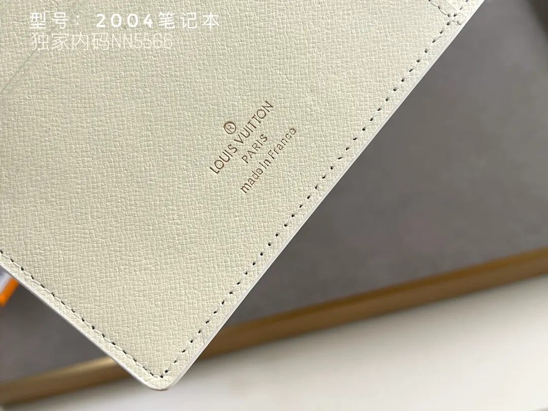 💰140 Top Original 💎 Latest Date 📅 Notepad This small notepad cover is made of Monogram canvas and can hold three credit cards. It can also be used as an address book, notebook or calendar. Epi leather is delicately embossed with LV initials and is lined with intertwined textured leather - Push-button closure - Six-ring binder with three rings in a set, six credit card slots and two internal compartments - Notepad insert available separately. Model: 2004 Size: 14x18cm