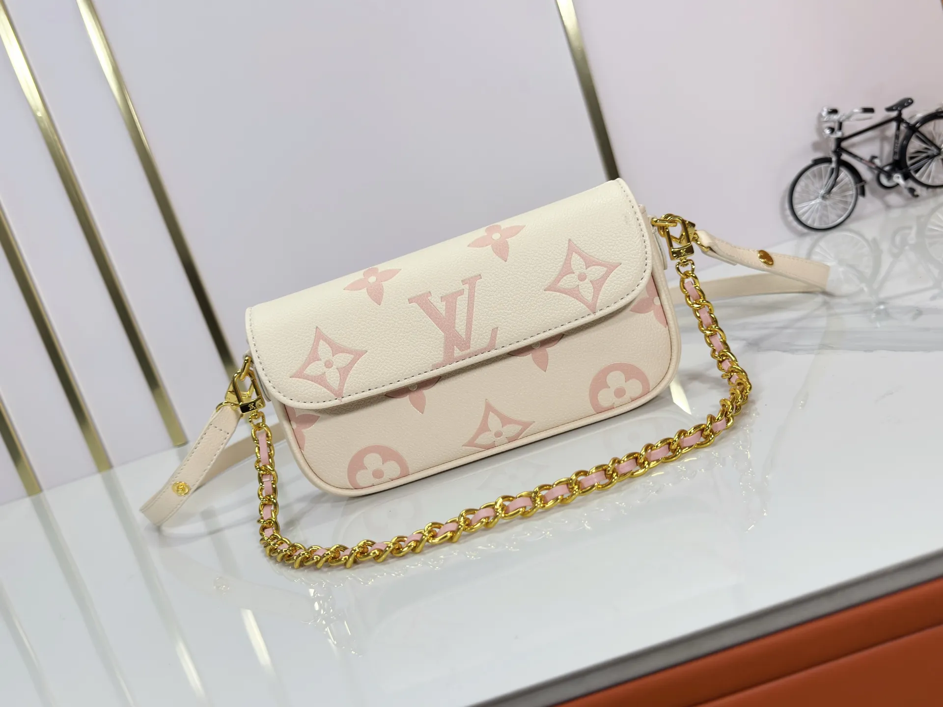 P180 Upgraded original M82211 M82210 M14225 M81911 This Wallet on Chain Ivy handbag is embossed with a large Monogram pattern on the surface of Monogram Empreinte grain leather, making it a trendy choice for daily travel and evening occasions. Cleverly using a short chain and a detachable and adjustable leather shoulder strap, it can be worn handheld, on the shoulder, or as a crossbody. Dimensions: 23.5 x 12.0 x 4.3 cm (length x height x width)