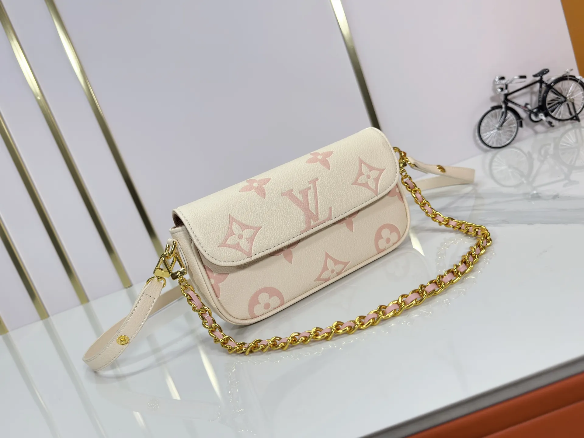 P180 Upgraded original M82211 M82210 M14225 M81911 This Wallet on Chain Ivy handbag is embossed with a large Monogram pattern on the surface of Monogram Empreinte grain leather, making it a trendy choice for daily travel and evening occasions. Cleverly using a short chain and a detachable and adjustable leather shoulder strap, it can be worn handheld, on the shoulder, or as a crossbody. Dimensions: 23.5 x 12.0 x 4.3 cm (length x height x width)