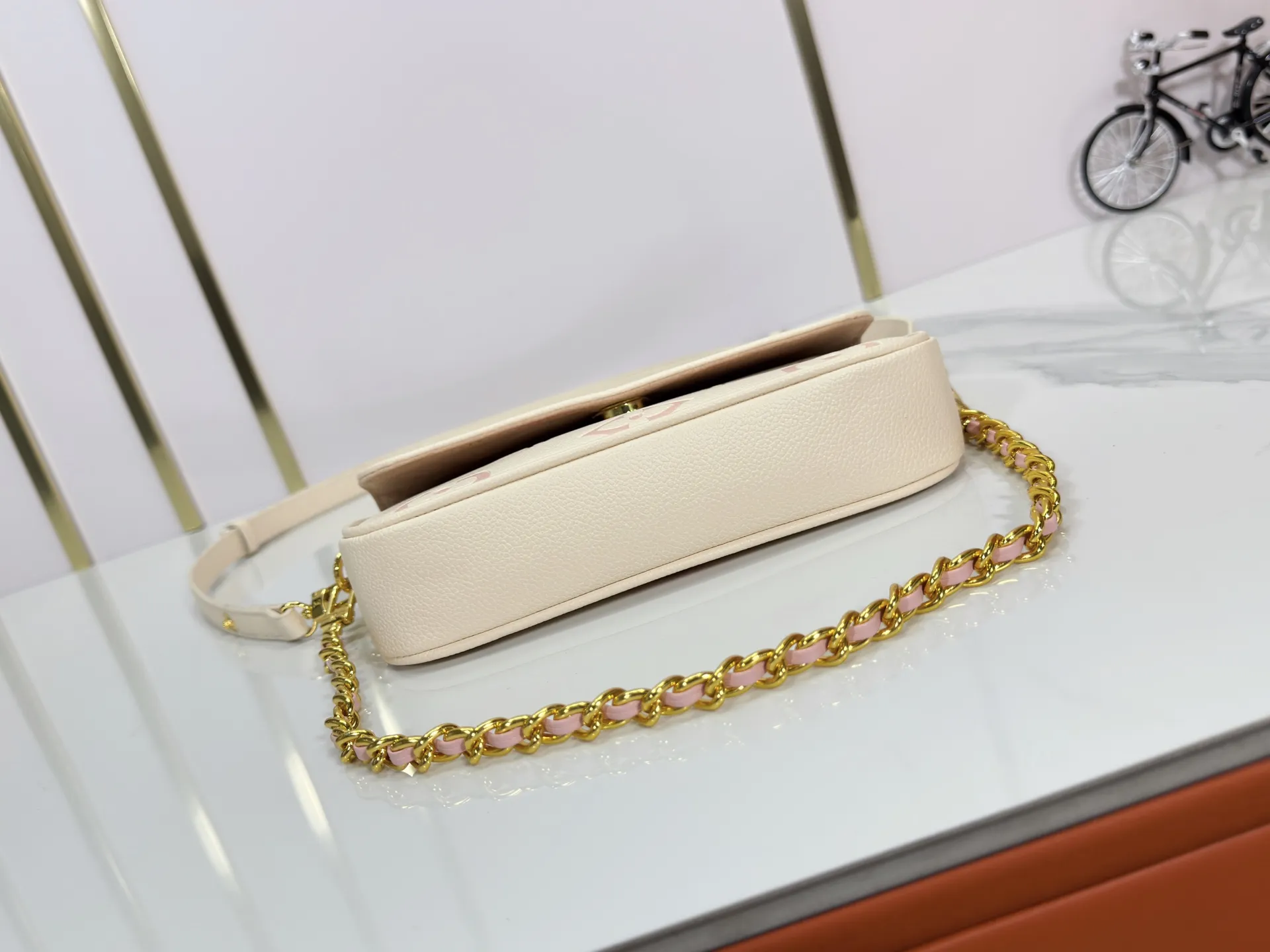 P180 Upgraded original M82211 M82210 M14225 M81911 This Wallet on Chain Ivy handbag is embossed with a large Monogram pattern on the surface of Monogram Empreinte grain leather, making it a trendy choice for daily travel and evening occasions. Cleverly using a short chain and a detachable and adjustable leather shoulder strap, it can be worn handheld, on the shoulder, or as a crossbody. Dimensions: 23.5 x 12.0 x 4.3 cm (length x height x width)
