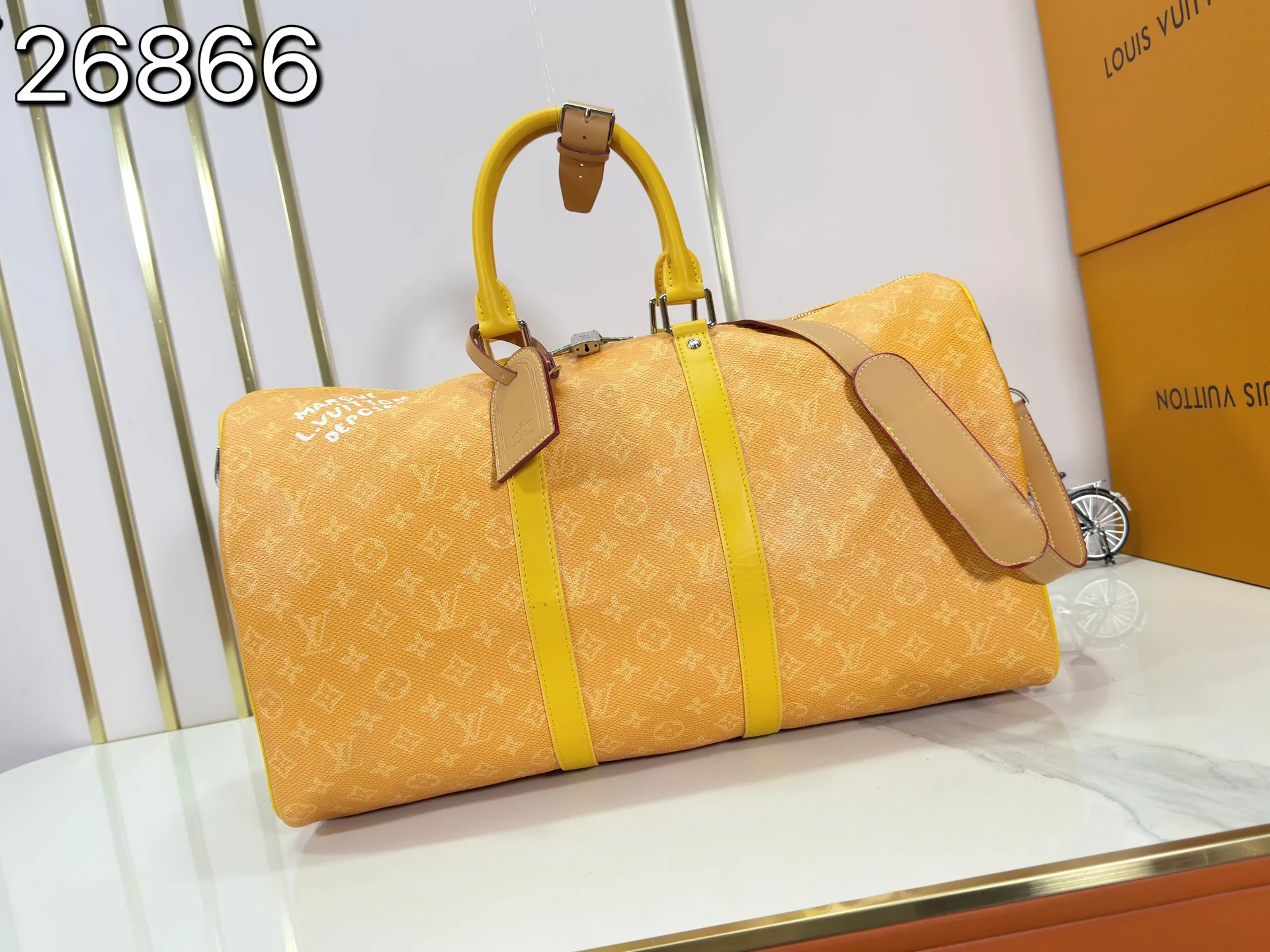 P340 Upgraded original M26864 M26865 M26866 This Keepall Bandoulière 50 travel bag is made of Monogram Heritage canvas dip-dyed in colorful colors, with cowhide trim, leather shoulder straps, removable leather nameplate and cotton lining. The Marque L.Vuitton Déposée logo pays homage to Louis Vuitton’s rich heritage.  29 x 23 x 50 cm (H x W x L) Monogram Heritage coated canvas Cow leather trim Textile lining Metal hardware Carry-on baggage dimensions Double zip closure Padlock Removable name tag Internal zip pocket Handles: Double handles