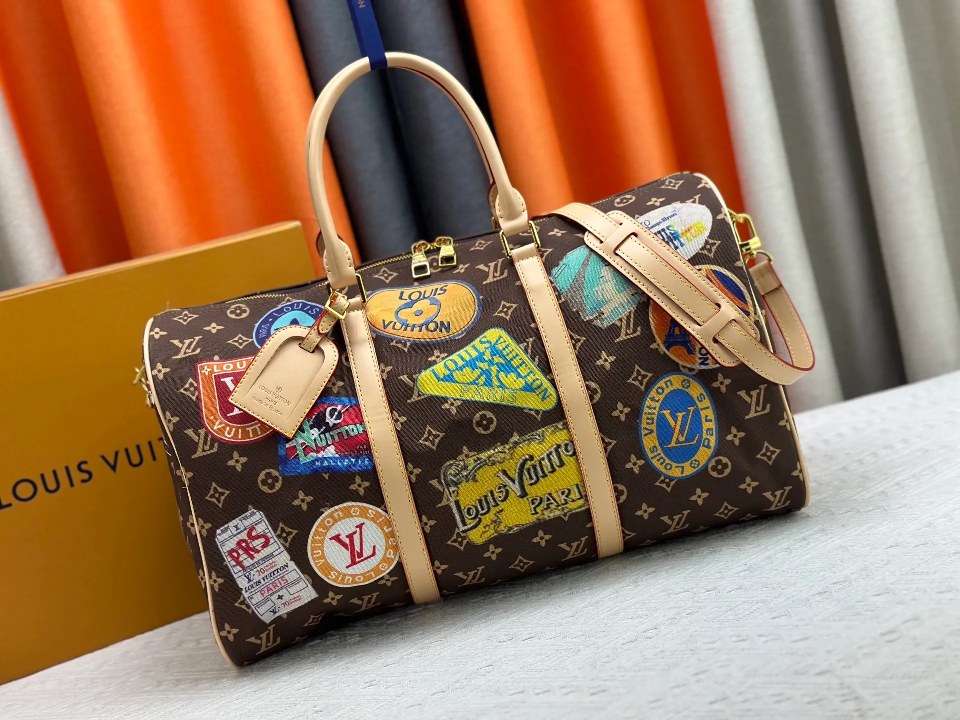 P420 M14736 This Keepall Bandouliere 45 travel bag is dipped in Monogram Dune fabric in soft tones, and then features Louis Vuitton travel stickers and cowhide leather trim to convey a retro style. The top handle and detachable and adjustable shoulder strap allow for flexible carrying, and the compact structure makes it easy to take with you on board the aircraft. Dimensions: 45x27x20 cm