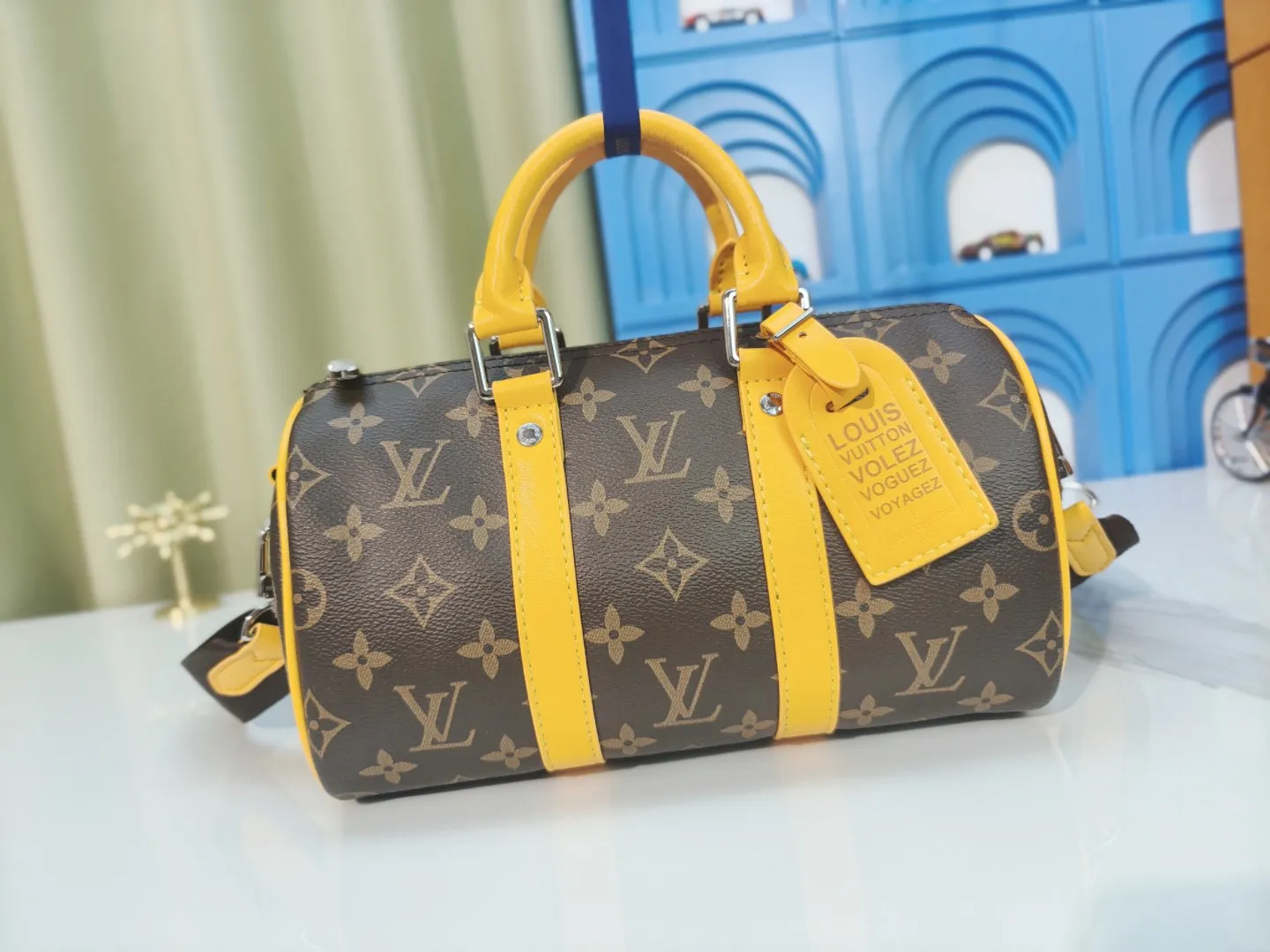 P260 upgraded original version M12609 presbyopic yellow, presbyopic blue, M11595 gradient gray, M20900 This Keepall 25 handbag is made of Monogram Eclipse Reverse canvas, showing an elegant reinterpretation of Louis Vuitton's classic pattern. Reinforced straps and leather name tags are signature elements of the Keepall collection, while a zipper closure keeps personal items safe and secure. Dimensions: 25.0 x 15.0 x 11.0 cm (length x height x width)
