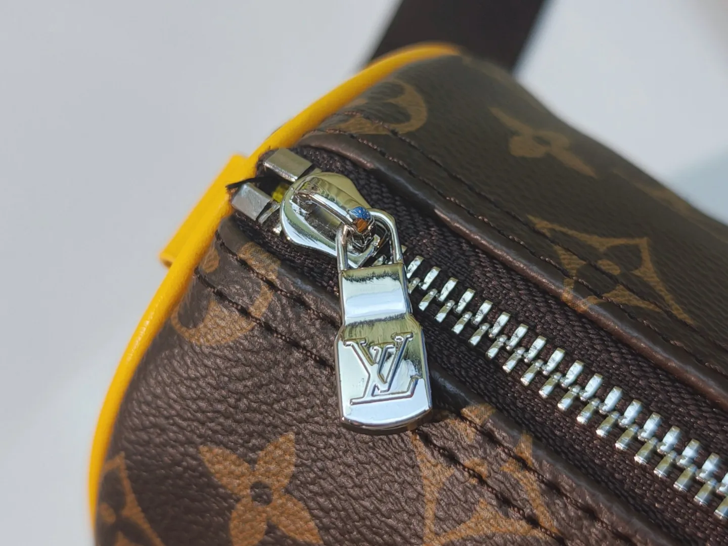 P260 upgraded original version M12609 presbyopic yellow, presbyopic blue, M11595 gradient gray, M20900 This Keepall 25 handbag is made of Monogram Eclipse Reverse canvas, showing an elegant reinterpretation of Louis Vuitton's classic pattern. Reinforced straps and leather name tags are signature elements of the Keepall collection, while a zipper closure keeps personal items safe and secure. Dimensions: 25.0 x 15.0 x 11.0 cm (length x height x width)