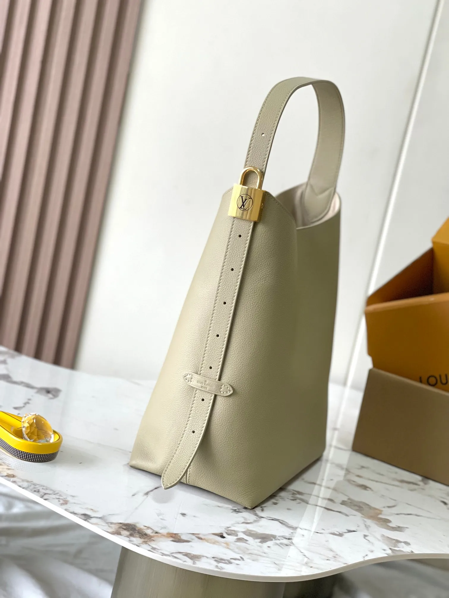 p3000 [Special grade MB chip version original leather] [Low Key Hobo medium handbag] is made of soft cow leather to outline simple and elegant lines, and is paired with suede lining to release a trendy atmosphere, showing the brand's exquisite craftsmanship. Model: M24988 Matcha Green Dynamic Chip Version Material: Grade A all-steel hardware, imported original fabric Packaging: Full set of original duty-free MB packaging Size: 31*35*18
