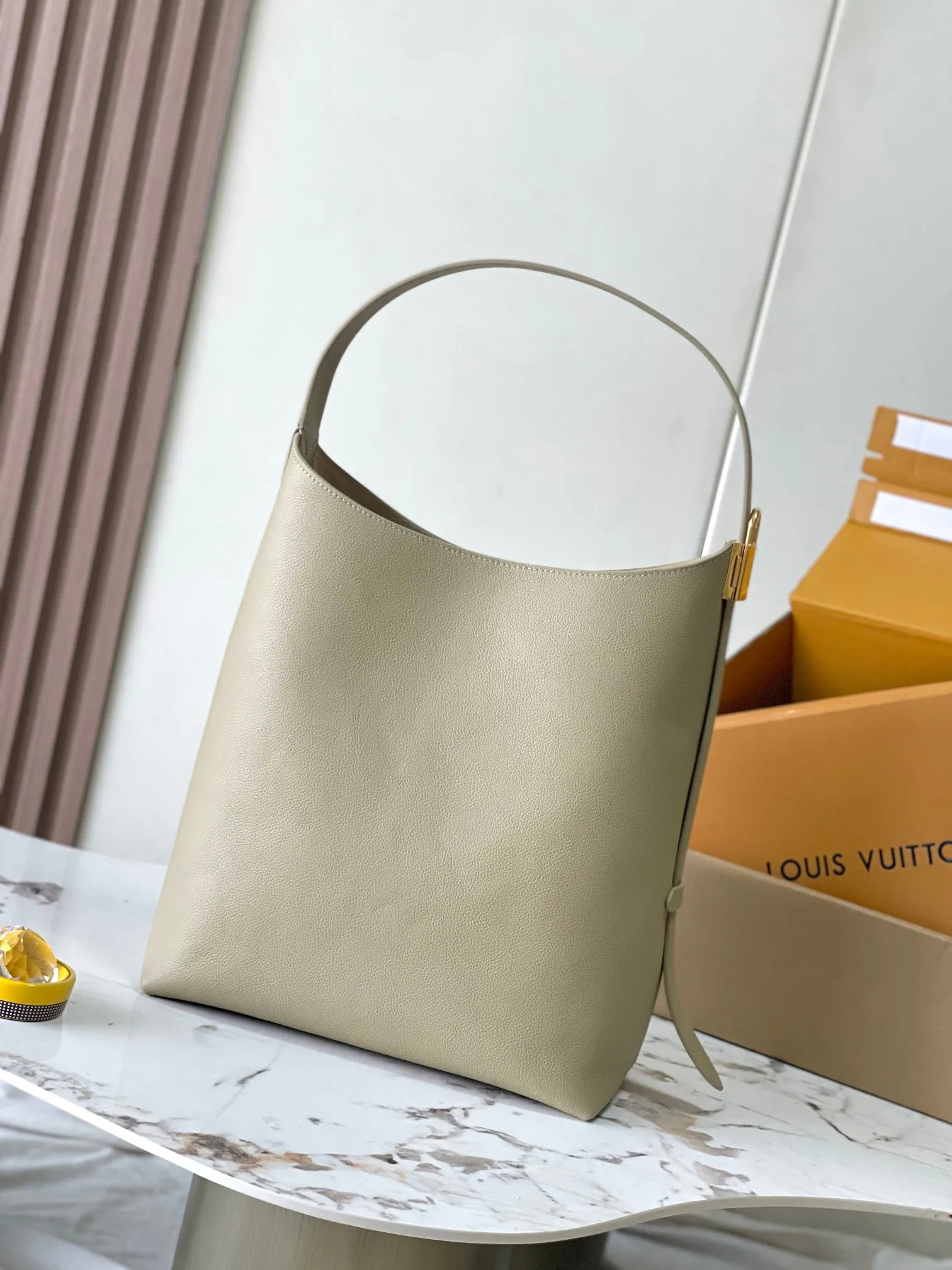 p3000 [Special grade MB chip version original leather] [Low Key Hobo medium handbag] is made of soft cow leather to outline simple and elegant lines, and is paired with suede lining to release a trendy atmosphere, showing the brand's exquisite craftsmanship. Model: M24988 Matcha Green Dynamic Chip Version Material: Grade A all-steel hardware, imported original fabric Packaging: Full set of original duty-free MB packaging Size: 31*35*18