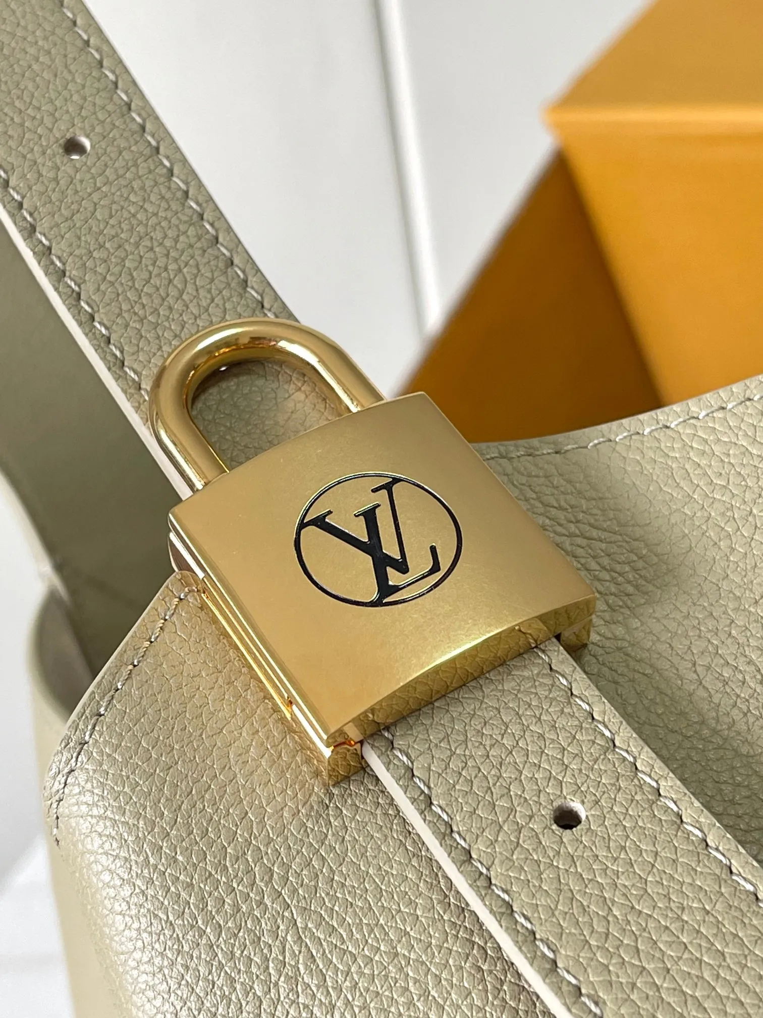 p3000 [Special grade MB chip version original leather] [Low Key Hobo medium handbag] is made of soft cow leather to outline simple and elegant lines, and is paired with suede lining to release a trendy atmosphere, showing the brand's exquisite craftsmanship. Model: M24988 Matcha Green Dynamic Chip Version Material: Grade A all-steel hardware, imported original fabric Packaging: Full set of original duty-free MB packaging Size: 31*35*18