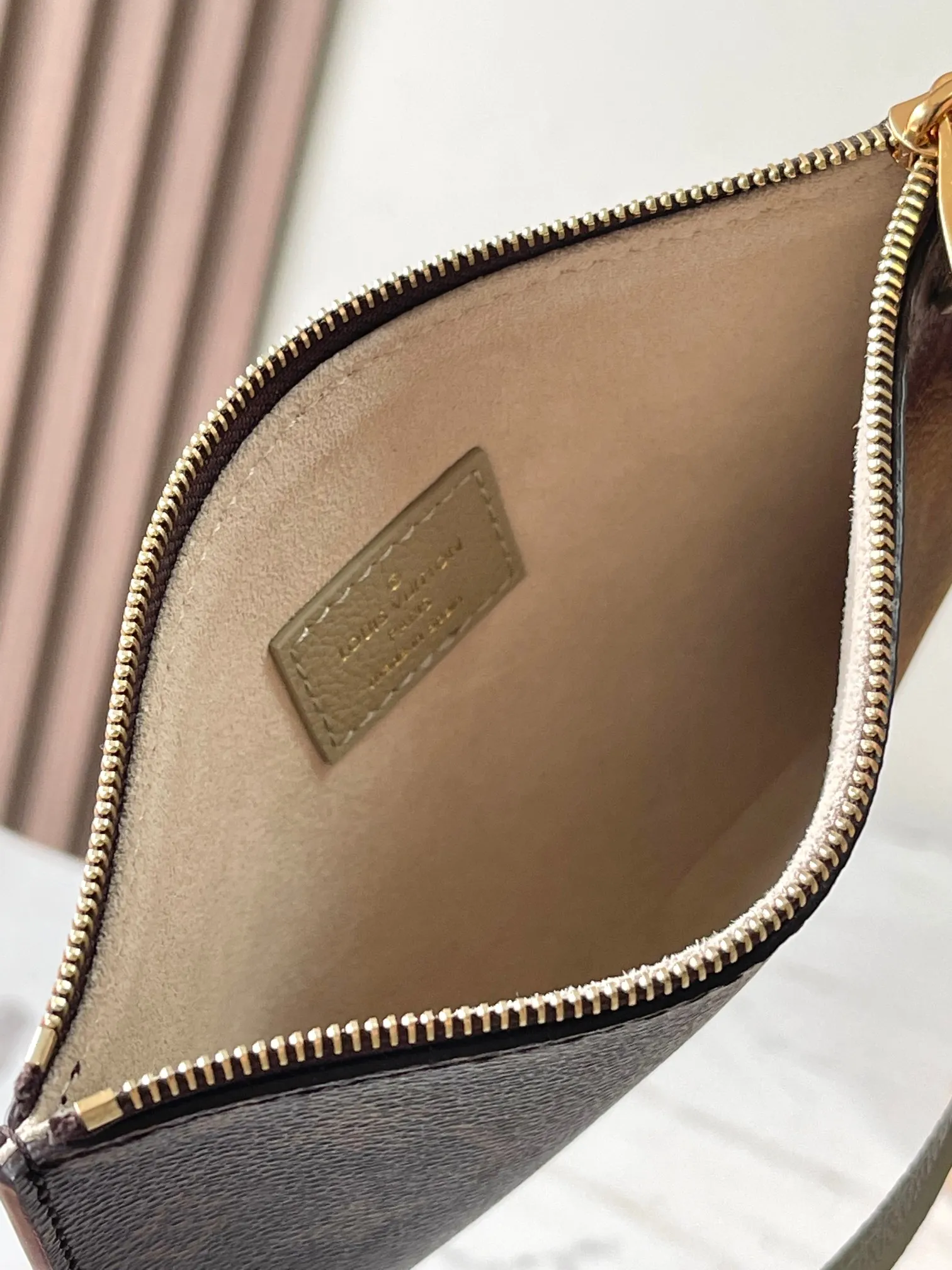 p3000 [Special grade MB chip version original leather] [Low Key Hobo medium handbag] is made of soft cow leather to outline simple and elegant lines, and is paired with suede lining to release a trendy atmosphere, showing the brand's exquisite craftsmanship. Model: M24988 Matcha Green Dynamic Chip Version Material: Grade A all-steel hardware, imported original fabric Packaging: Full set of original duty-free MB packaging Size: 31*35*18