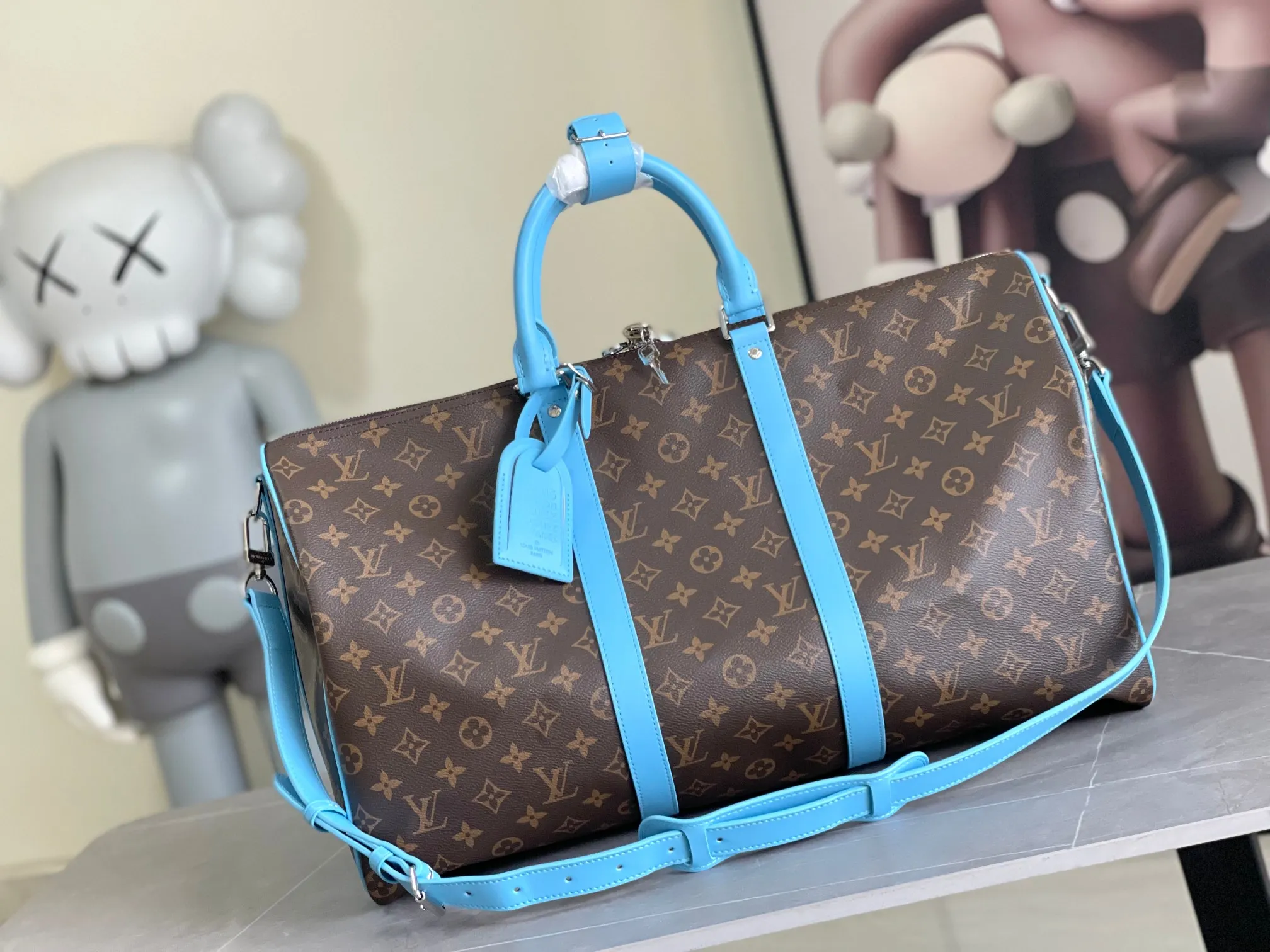 💰1140 Top Original M12634 Yellow M12633 Dark Blue M12629 Light Blue M12630 Dark Green Top Original This Keepall Bandoulière 50 travel bag is made of Monogram Macassar canvas, which simultaneously renders bright colors for the side straps, nameplate, fabric lining and top leather handle. The size of your carry-on luggage hides plenty of space. 50.0 x 29.0 x 23.0 cm (L x H x W) • Monogram Macassar coated canvas • Cow leather trim • Textile lining • Metal hardware • Carry-on dimensions • Double zipper closure • Padlock • Removable name tag • Internal zip pocket • Shoulder strap: removable, adjustable • Half-length strap: 36.0 cm • Half-length strap adjustable to: 50.0 cm • Handle: Double handle