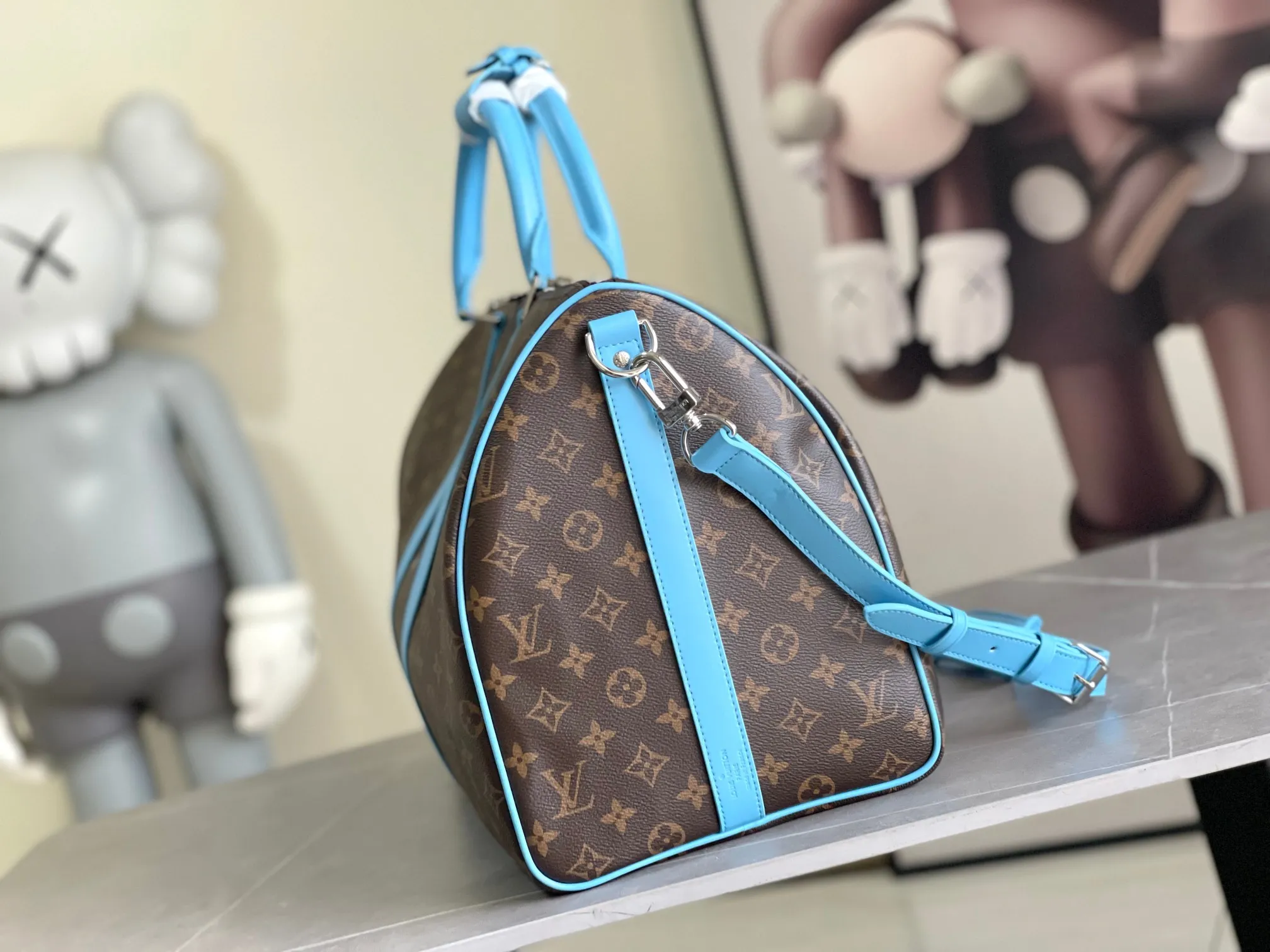 💰1140 Top Original M12634 Yellow M12633 Dark Blue M12629 Light Blue M12630 Dark Green Top Original This Keepall Bandoulière 50 travel bag is made of Monogram Macassar canvas, which simultaneously renders bright colors for the side straps, nameplate, fabric lining and top leather handle. The size of your carry-on luggage hides plenty of space. 50.0 x 29.0 x 23.0 cm (L x H x W) • Monogram Macassar coated canvas • Cow leather trim • Textile lining • Metal hardware • Carry-on dimensions • Double zipper closure • Padlock • Removable name tag • Internal zip pocket • Shoulder strap: removable, adjustable • Half-length strap: 36.0 cm • Half-length strap adjustable to: 50.0 cm • Handle: Double handle