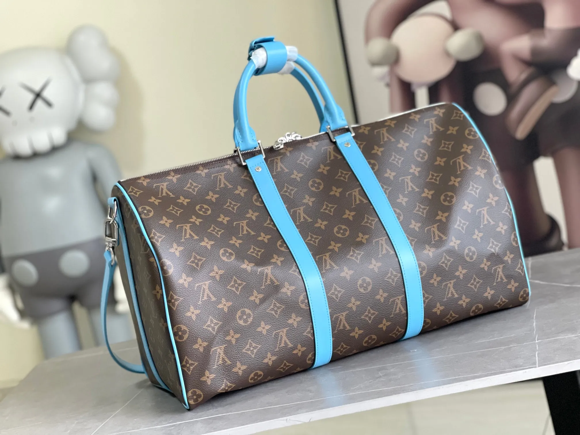 💰1140 Top Original M12634 Yellow M12633 Dark Blue M12629 Light Blue M12630 Dark Green Top Original This Keepall Bandoulière 50 travel bag is made of Monogram Macassar canvas, which simultaneously renders bright colors for the side straps, nameplate, fabric lining and top leather handle. The size of your carry-on luggage hides plenty of space. 50.0 x 29.0 x 23.0 cm (L x H x W) • Monogram Macassar coated canvas • Cow leather trim • Textile lining • Metal hardware • Carry-on dimensions • Double zipper closure • Padlock • Removable name tag • Internal zip pocket • Shoulder strap: removable, adjustable • Half-length strap: 36.0 cm • Half-length strap adjustable to: 50.0 cm • Handle: Double handle