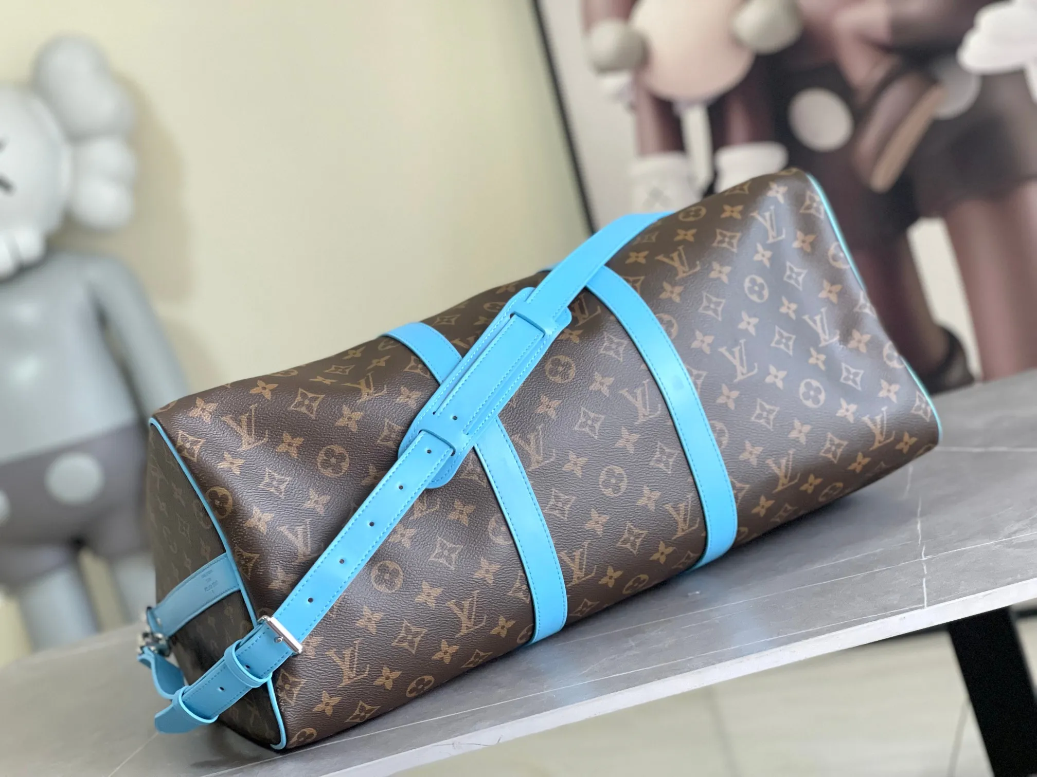 💰1140 Top Original M12634 Yellow M12633 Dark Blue M12629 Light Blue M12630 Dark Green Top Original This Keepall Bandoulière 50 travel bag is made of Monogram Macassar canvas, which simultaneously renders bright colors for the side straps, nameplate, fabric lining and top leather handle. The size of your carry-on luggage hides plenty of space. 50.0 x 29.0 x 23.0 cm (L x H x W) • Monogram Macassar coated canvas • Cow leather trim • Textile lining • Metal hardware • Carry-on dimensions • Double zipper closure • Padlock • Removable name tag • Internal zip pocket • Shoulder strap: removable, adjustable • Half-length strap: 36.0 cm • Half-length strap adjustable to: 50.0 cm • Handle: Double handle