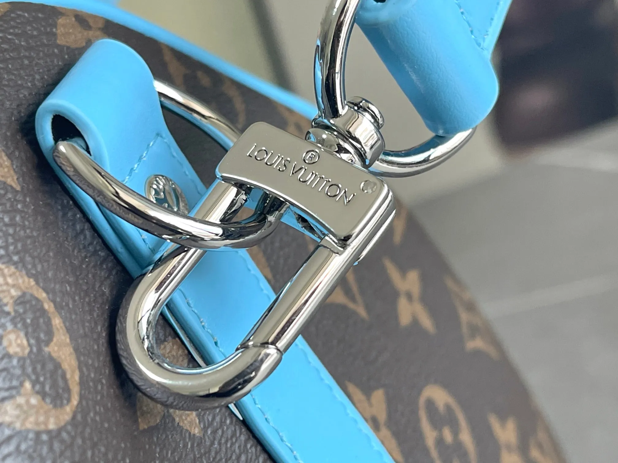 💰1140 Top Original M12634 Yellow M12633 Dark Blue M12629 Light Blue M12630 Dark Green Top Original This Keepall Bandoulière 50 travel bag is made of Monogram Macassar canvas, which simultaneously renders bright colors for the side straps, nameplate, fabric lining and top leather handle. The size of your carry-on luggage hides plenty of space. 50.0 x 29.0 x 23.0 cm (L x H x W) • Monogram Macassar coated canvas • Cow leather trim • Textile lining • Metal hardware • Carry-on dimensions • Double zipper closure • Padlock • Removable name tag • Internal zip pocket • Shoulder strap: removable, adjustable • Half-length strap: 36.0 cm • Half-length strap adjustable to: 50.0 cm • Handle: Double handle