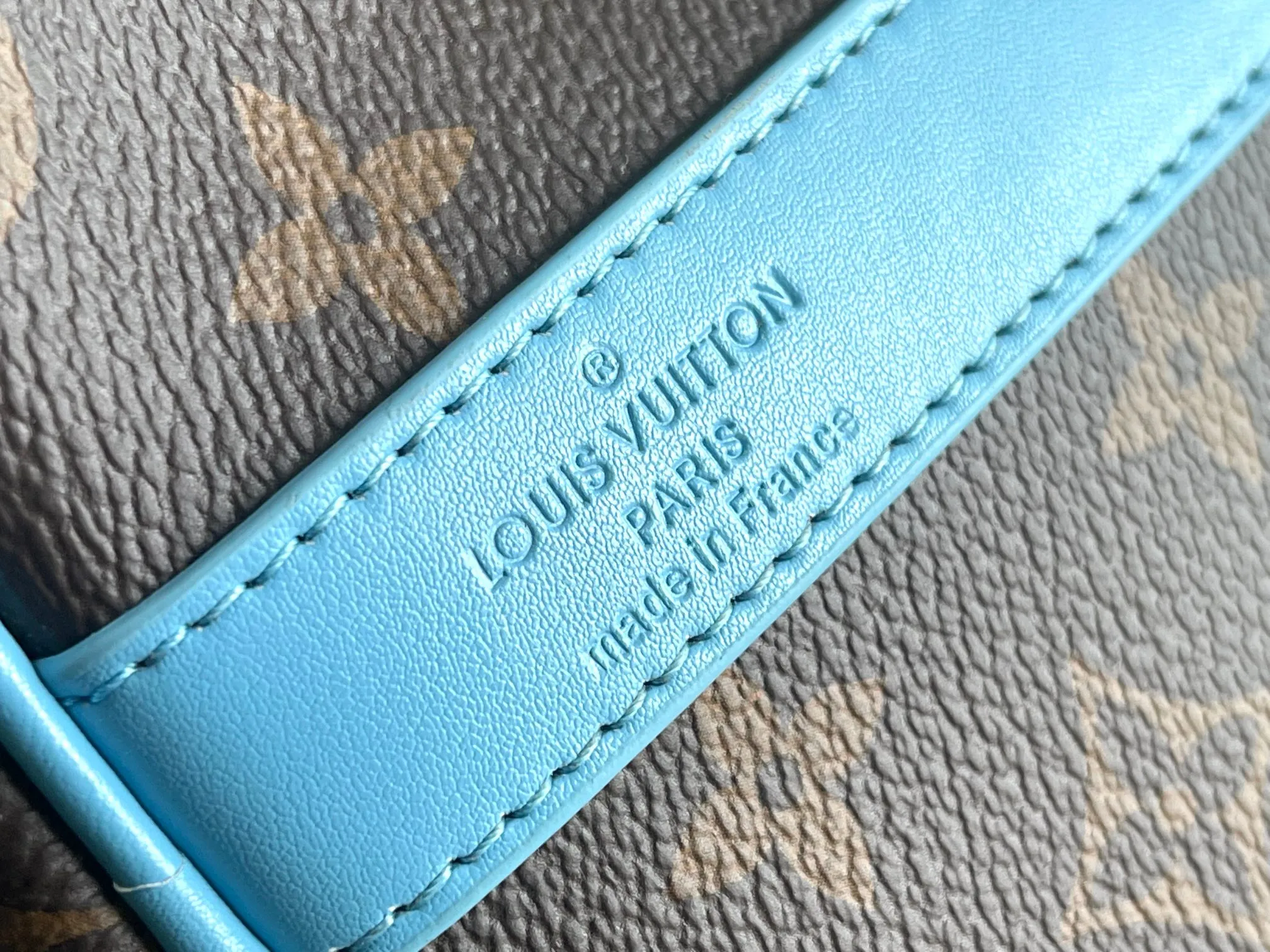 💰1140 Top Original M12634 Yellow M12633 Dark Blue M12629 Light Blue M12630 Dark Green Top Original This Keepall Bandoulière 50 travel bag is made of Monogram Macassar canvas, which simultaneously renders bright colors for the side straps, nameplate, fabric lining and top leather handle. The size of your carry-on luggage hides plenty of space. 50.0 x 29.0 x 23.0 cm (L x H x W) • Monogram Macassar coated canvas • Cow leather trim • Textile lining • Metal hardware • Carry-on dimensions • Double zipper closure • Padlock • Removable name tag • Internal zip pocket • Shoulder strap: removable, adjustable • Half-length strap: 36.0 cm • Half-length strap adjustable to: 50.0 cm • Handle: Double handle