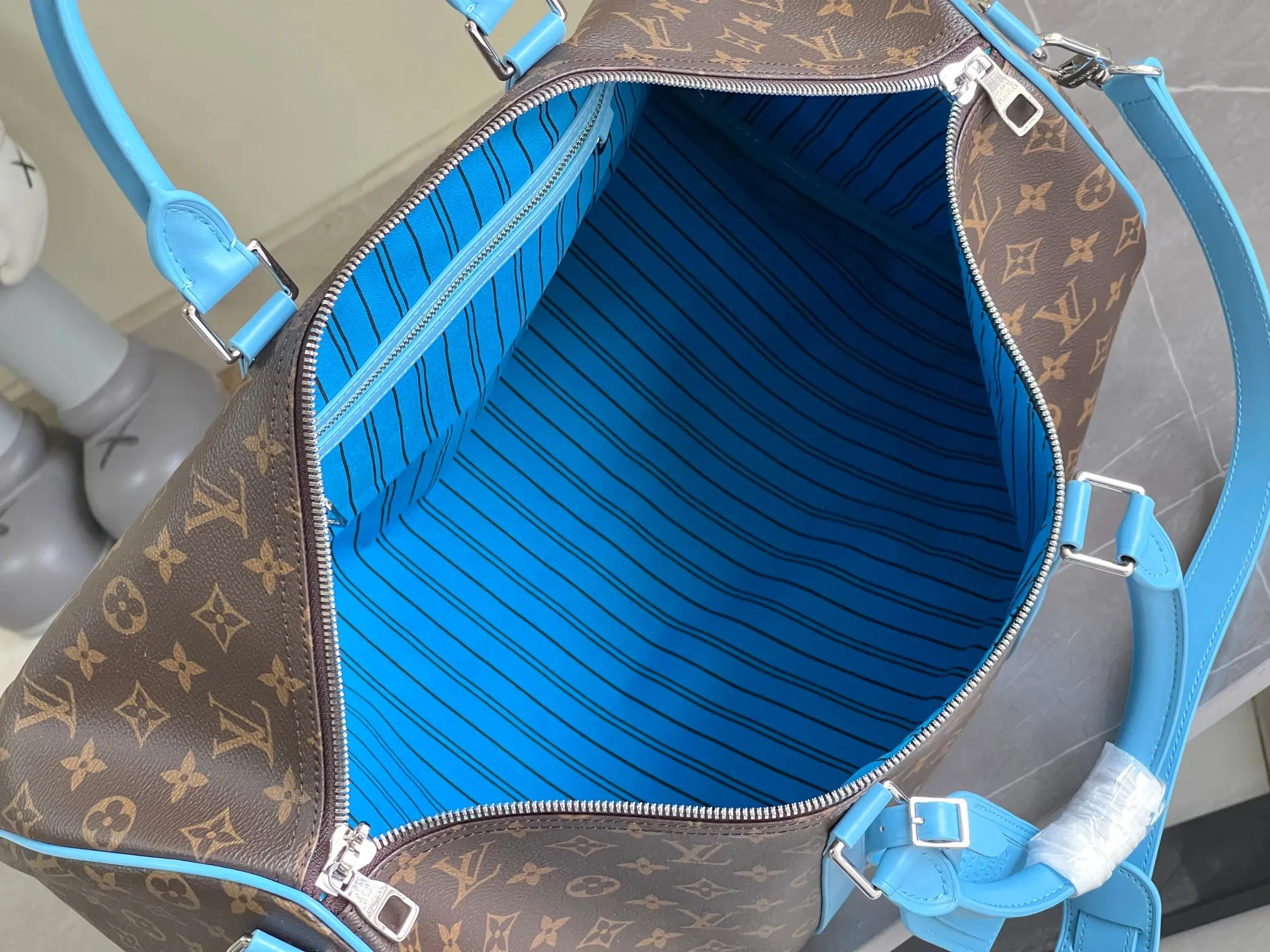 💰1140 Top Original M12634 Yellow M12633 Dark Blue M12629 Light Blue M12630 Dark Green Top Original This Keepall Bandoulière 50 travel bag is made of Monogram Macassar canvas, which simultaneously renders bright colors for the side straps, nameplate, fabric lining and top leather handle. The size of your carry-on luggage hides plenty of space. 50.0 x 29.0 x 23.0 cm (L x H x W) • Monogram Macassar coated canvas • Cow leather trim • Textile lining • Metal hardware • Carry-on dimensions • Double zipper closure • Padlock • Removable name tag • Internal zip pocket • Shoulder strap: removable, adjustable • Half-length strap: 36.0 cm • Half-length strap adjustable to: 50.0 cm • Handle: Double handle