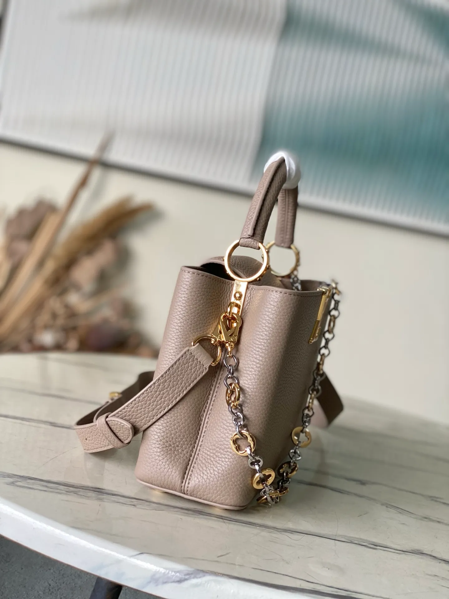 💰2380 "Special Grade Original Leather" M12935 Elephant Gray Small Size This Capucines BB handbag is made of flexible Taurillon cow leather. It uses jewelry-style double-plated chains and Monogram floral elements to highlight the identity of the Chain On You series. The flip cover can be placed on both the inside and outside. The ample structure and multiple inner pockets are convenient for storing daily needs. The rounded V letter adds an ingenious detail. Dimensions: 27 × 18 × 9 cm