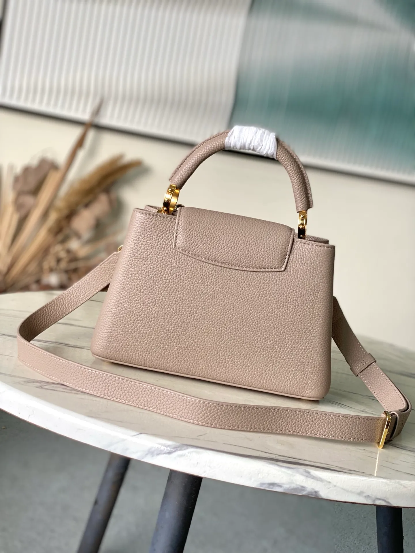 💰2380 "Special Grade Original Leather" M12935 Elephant Gray Small Size This Capucines BB handbag is made of flexible Taurillon cow leather. It uses jewelry-style double-plated chains and Monogram floral elements to highlight the identity of the Chain On You series. The flip cover can be placed on both the inside and outside. The ample structure and multiple inner pockets are convenient for storing daily needs. The rounded V letter adds an ingenious detail. Dimensions: 27 × 18 × 9 cm